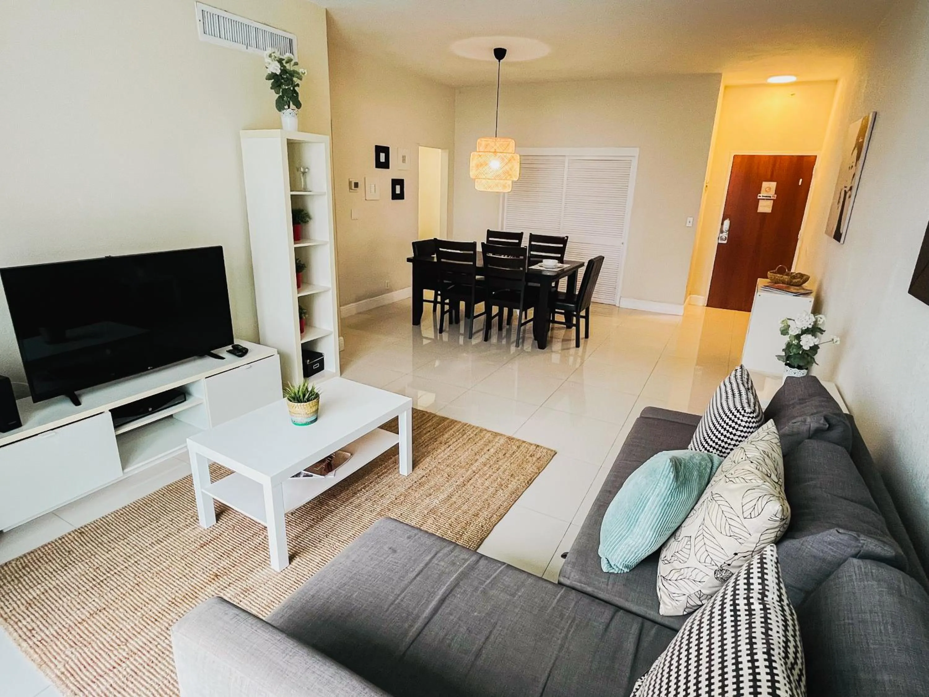 Miami Hallandale Condo, Partial Ocean View Direct Beach and Pool Access Miami Hollywood Beach