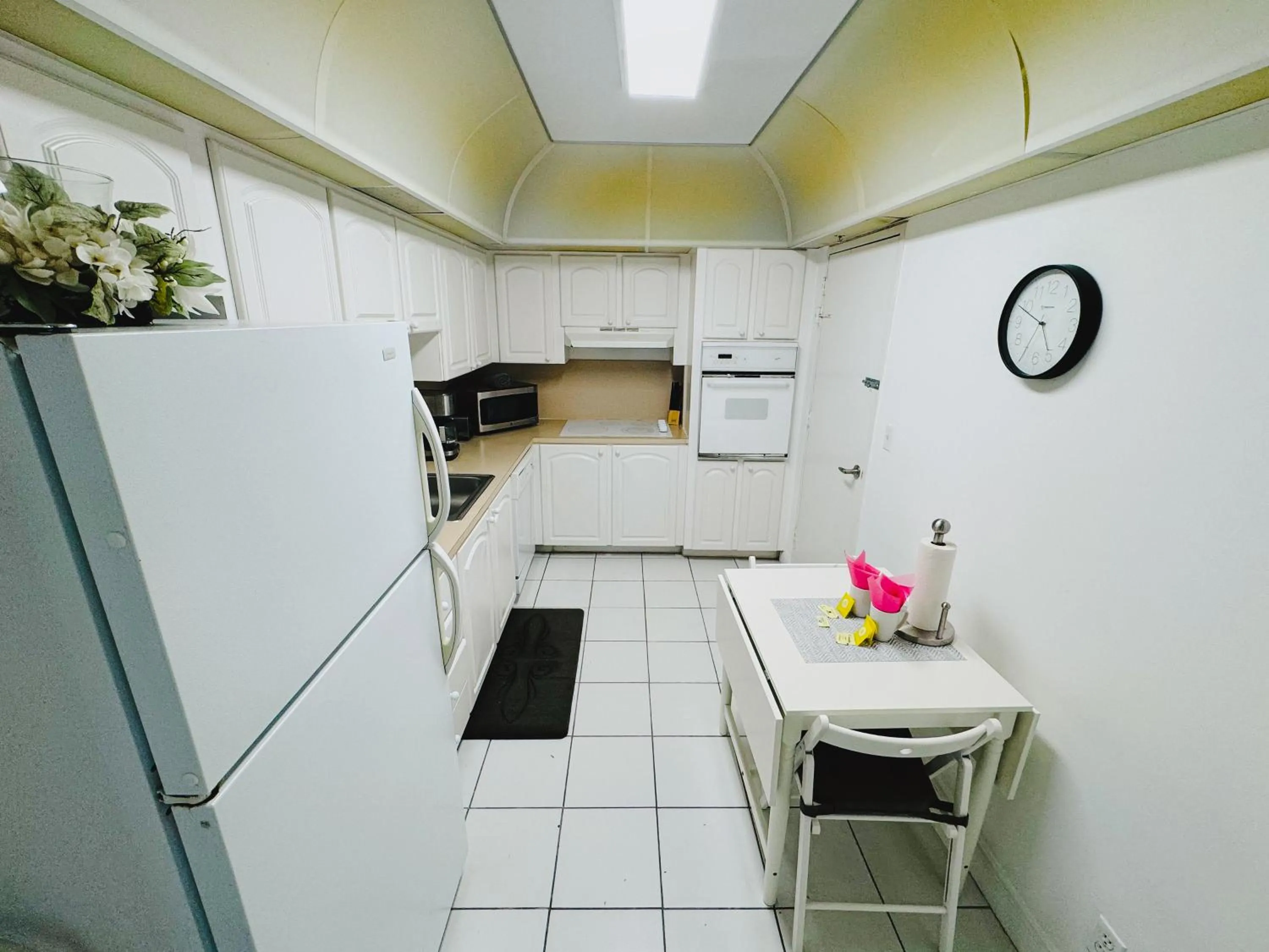 Miami Hallandale Condo, Partial Ocean View Direct Beach and Pool Access Miami Hollywood Beach