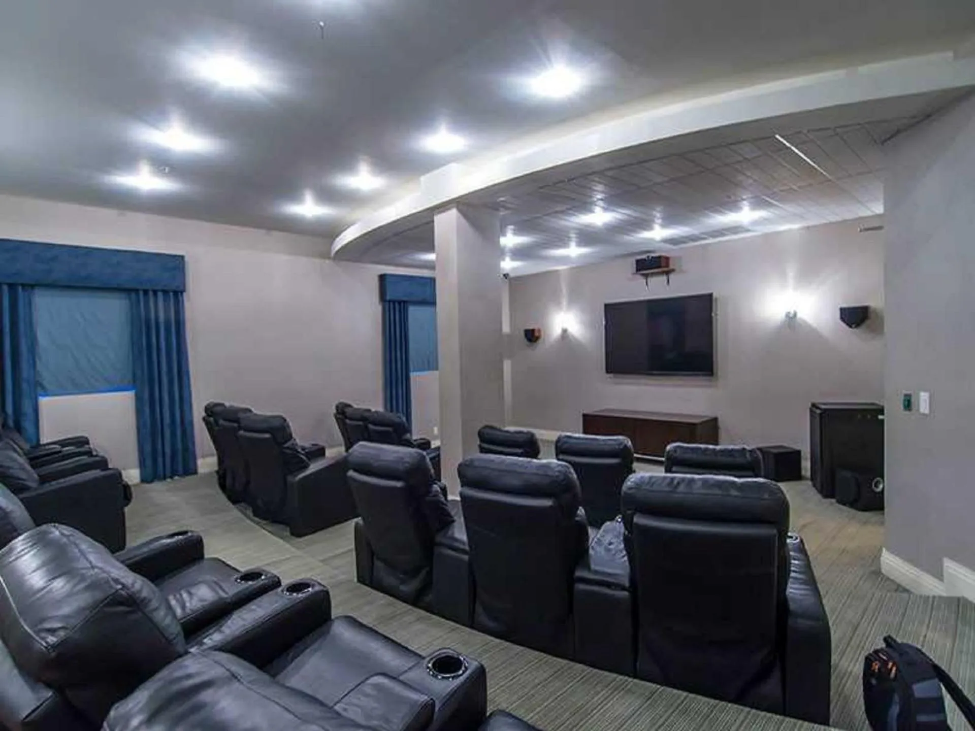 Communal lounge/ TV room in Miami Hallandale Condo, Partial Ocean View Direct Beach and Pool Access Miami Hollywood Beach