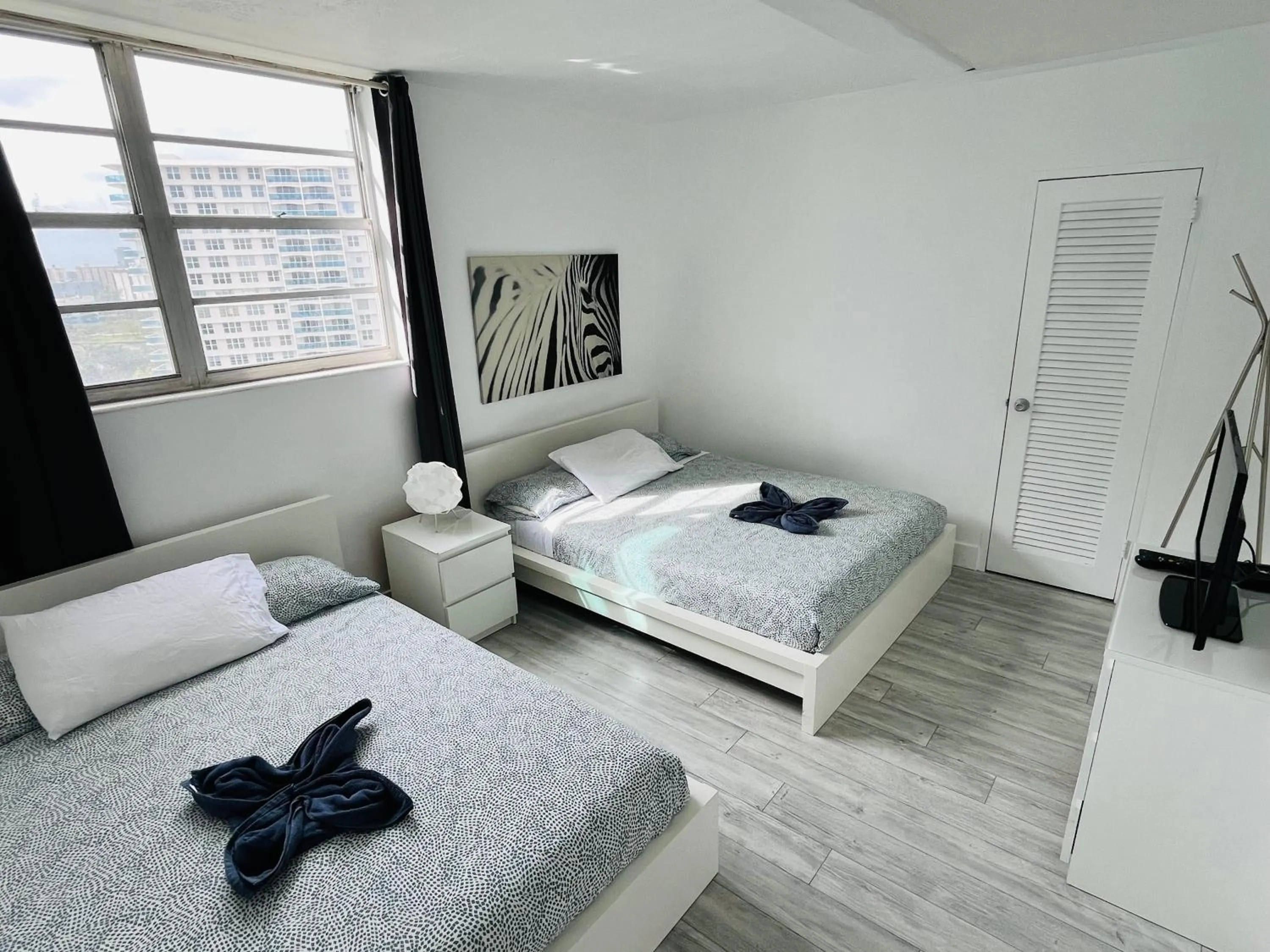 Bed in Miami Hallandale Condo, Partial Ocean View Direct Beach and Pool Access Miami Hollywood Beach