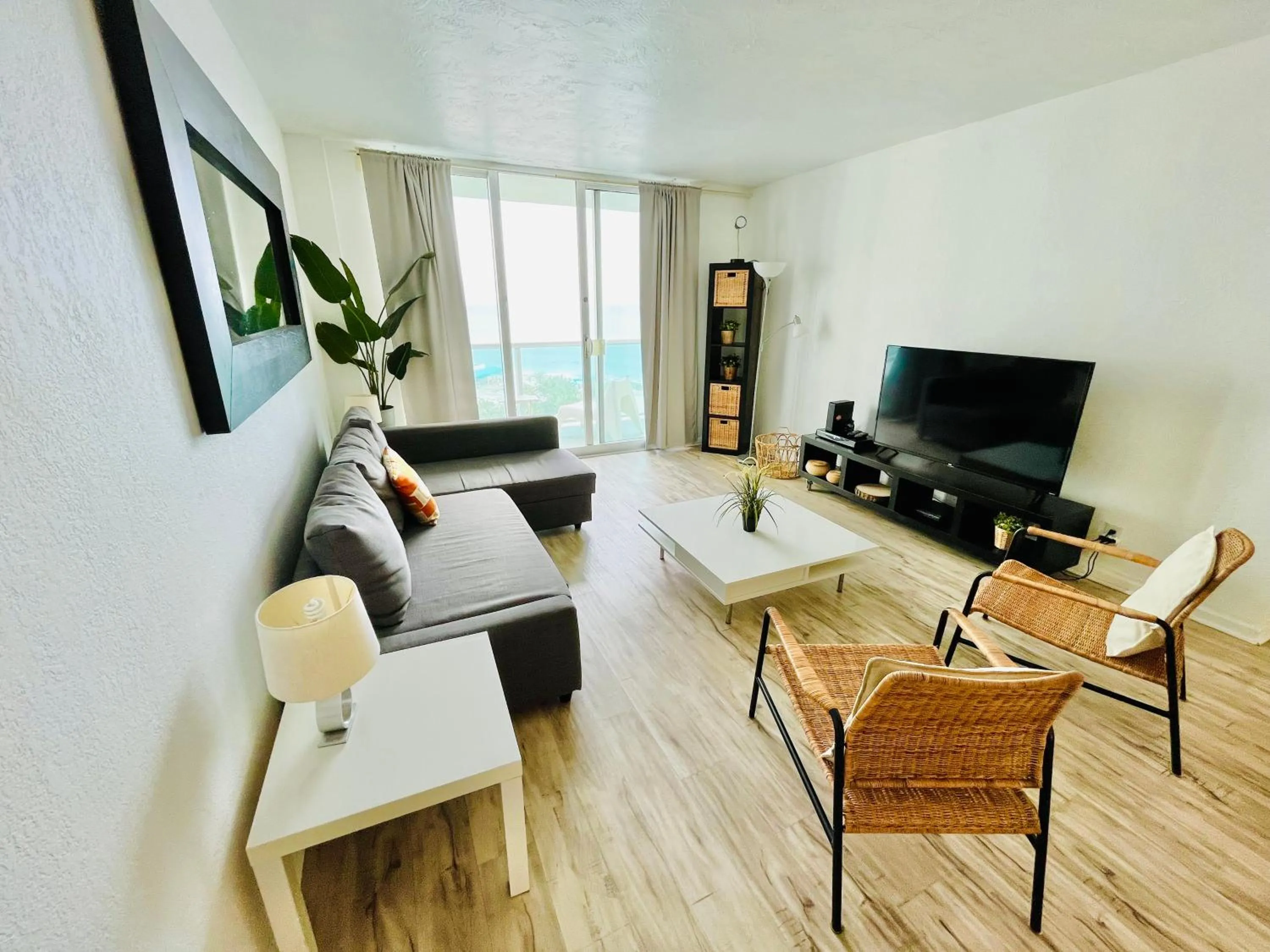 Miami Hallandale Condo, Partial Ocean View Direct Beach and Pool Access Miami Hollywood Beach