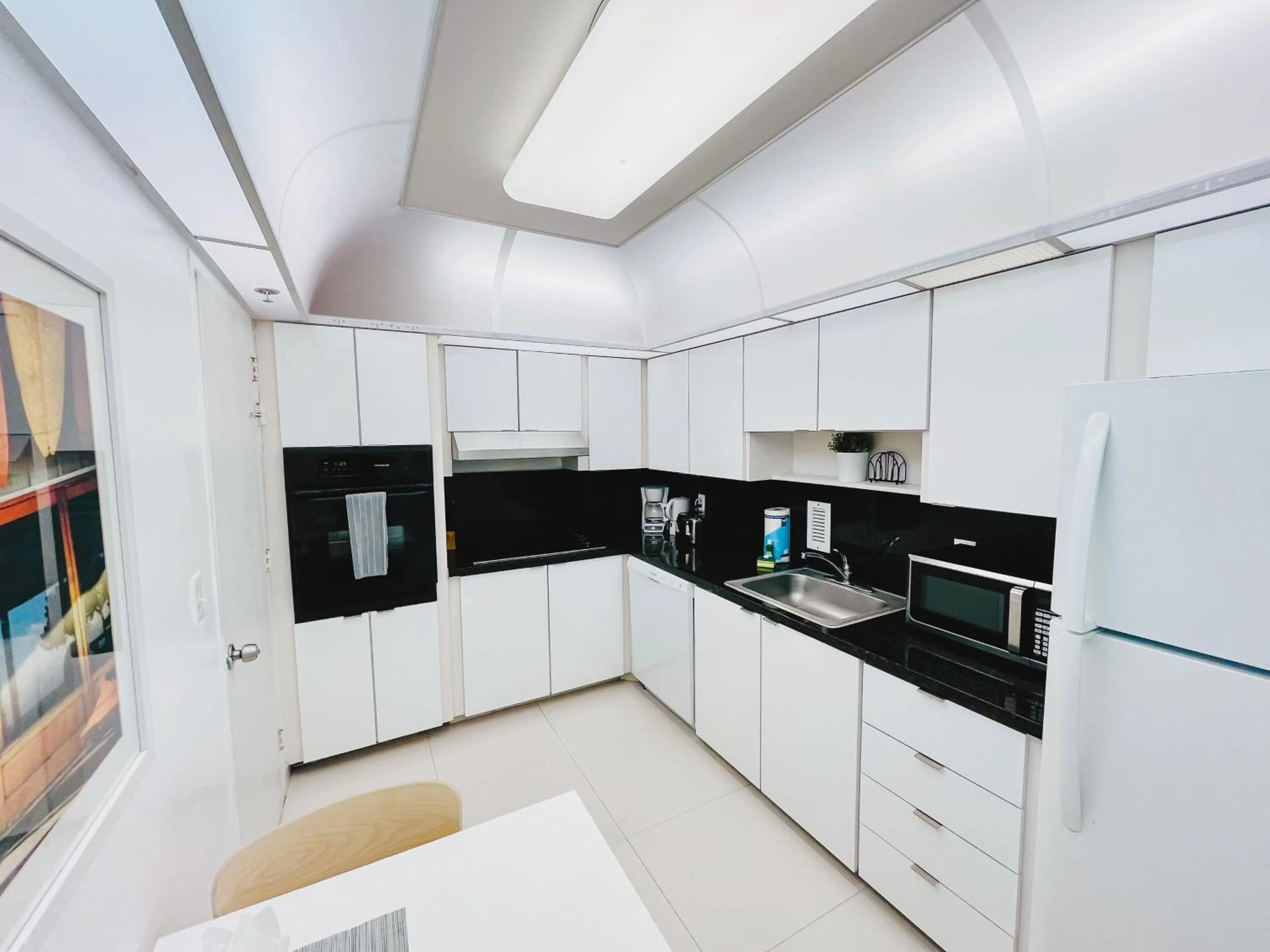 Miami Hallandale Condo, Partial Ocean View Direct Beach and Pool Access Miami Hollywood Beach