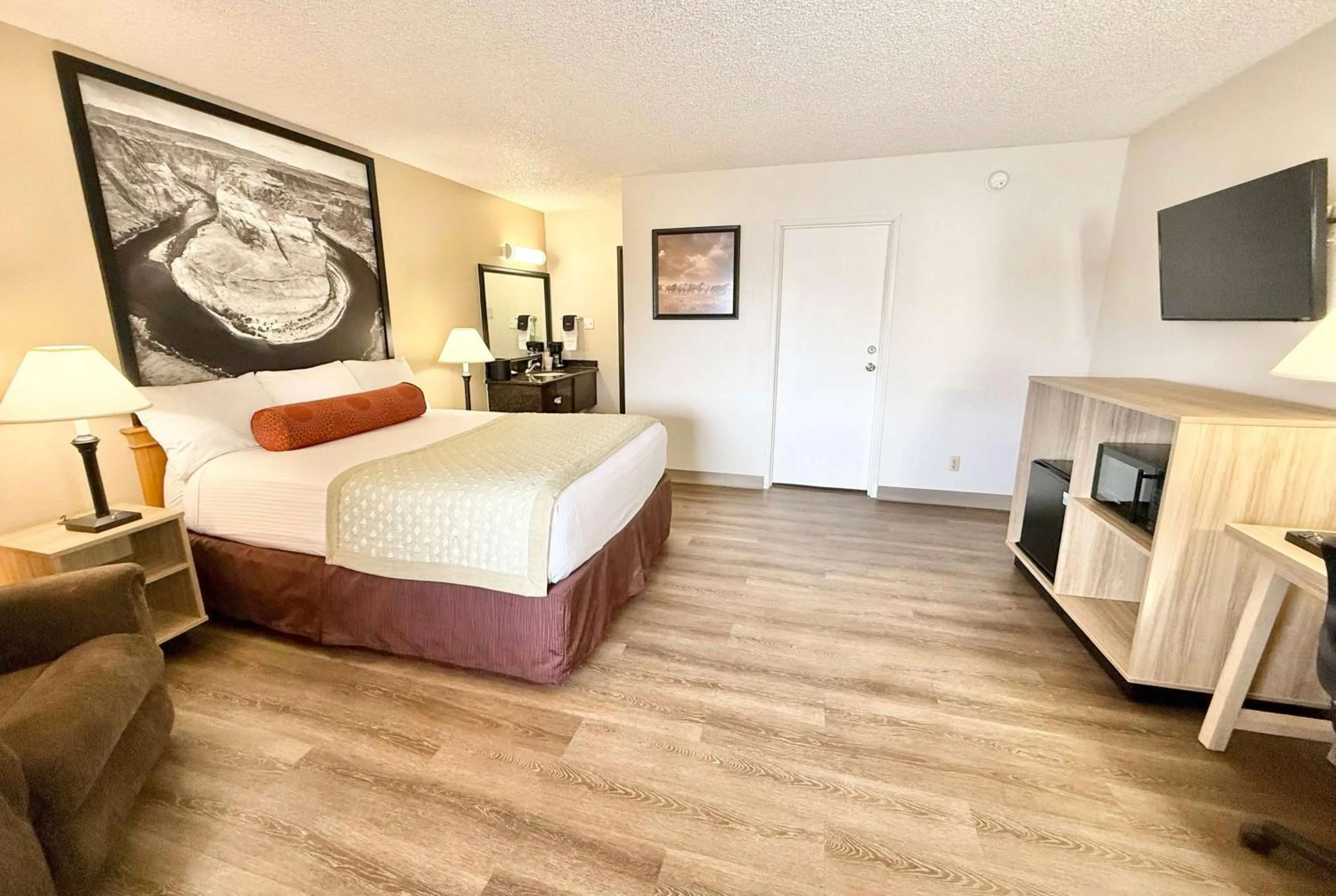 Photo of the whole room, Bed in Super 8 by Wyndham Salina/Scenic Hills Area