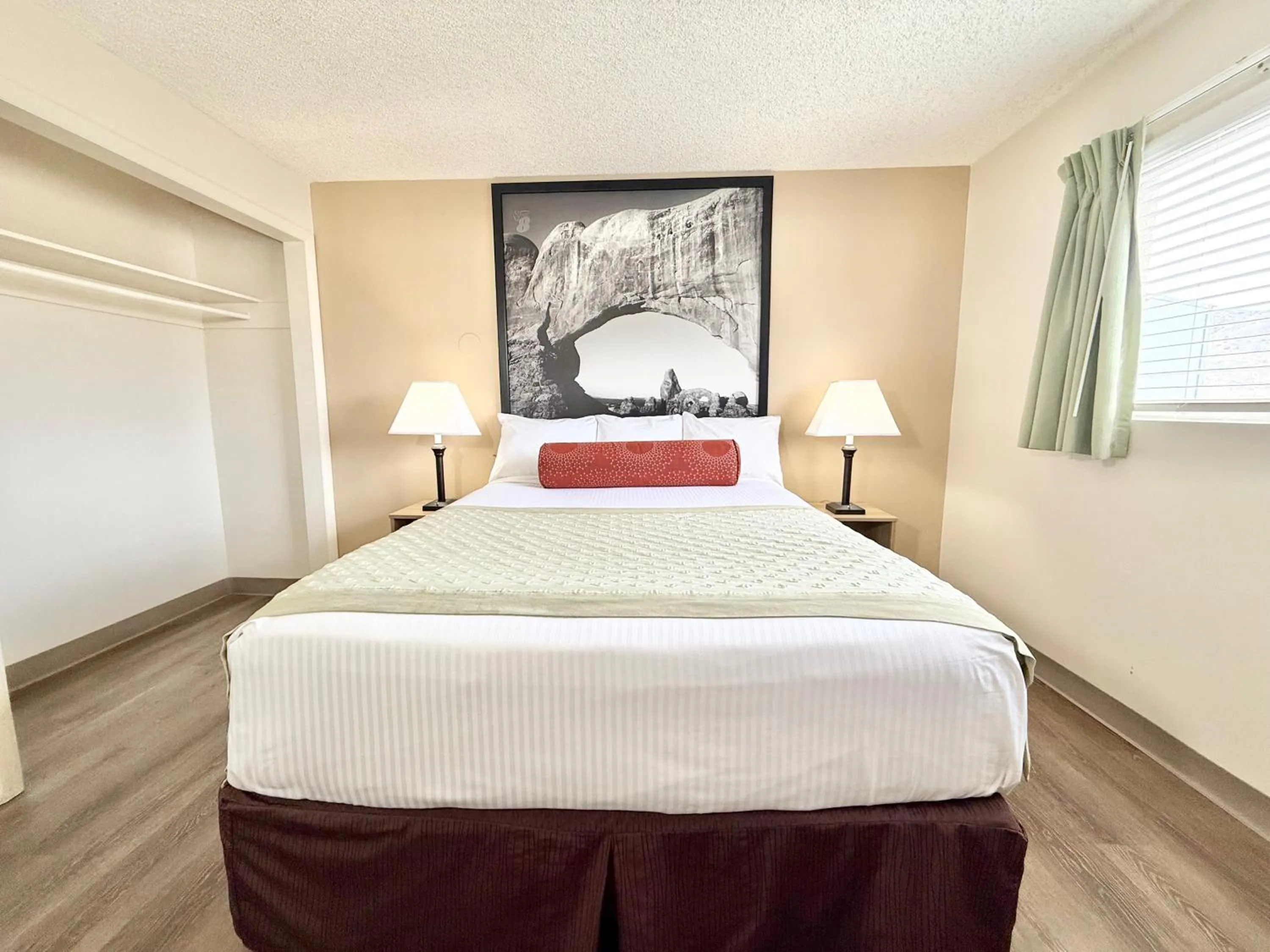 Bedroom, Bed in Super 8 by Wyndham Salina/Scenic Hills Area