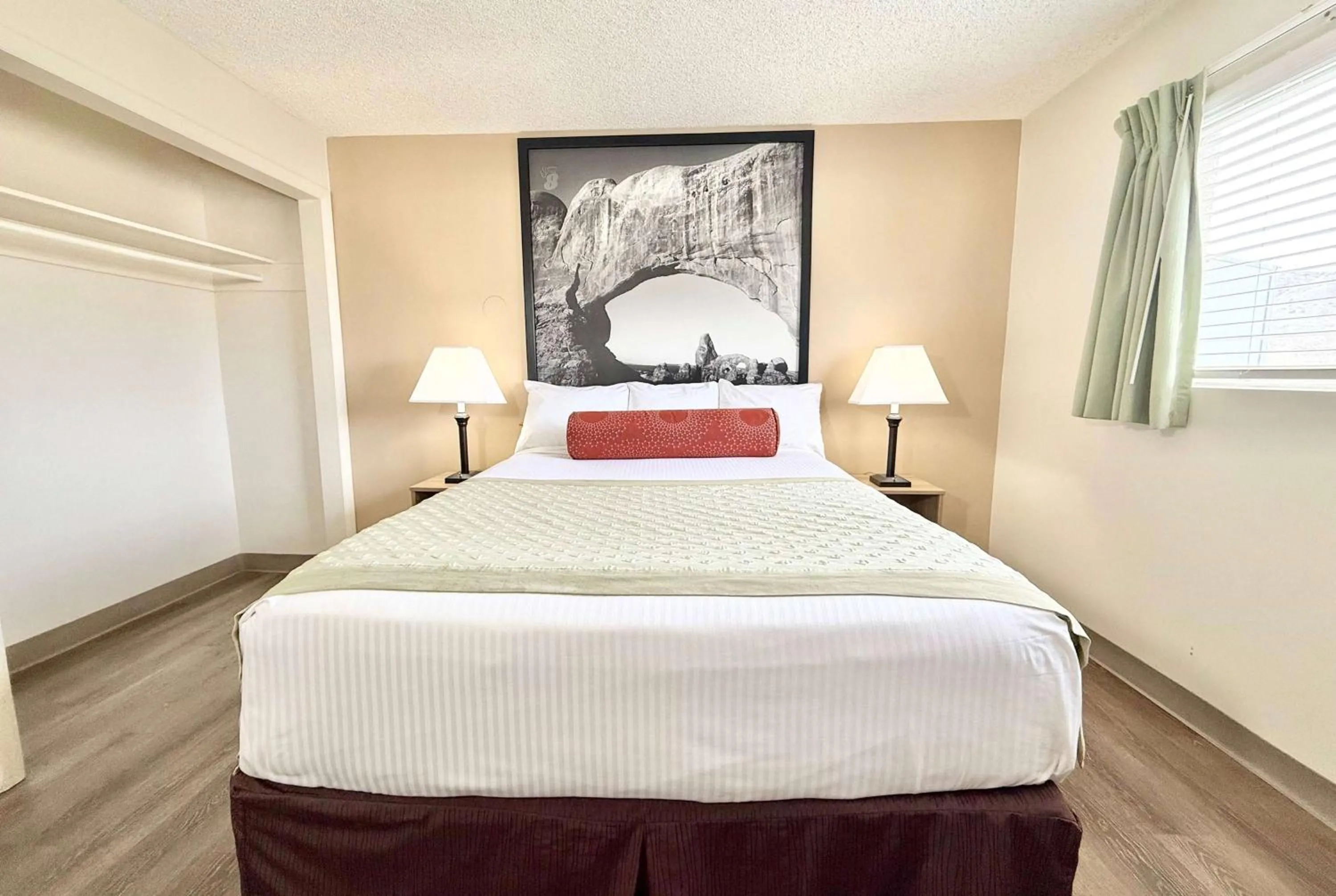 Photo of the whole room, Bed in Super 8 by Wyndham Salina/Scenic Hills Area
