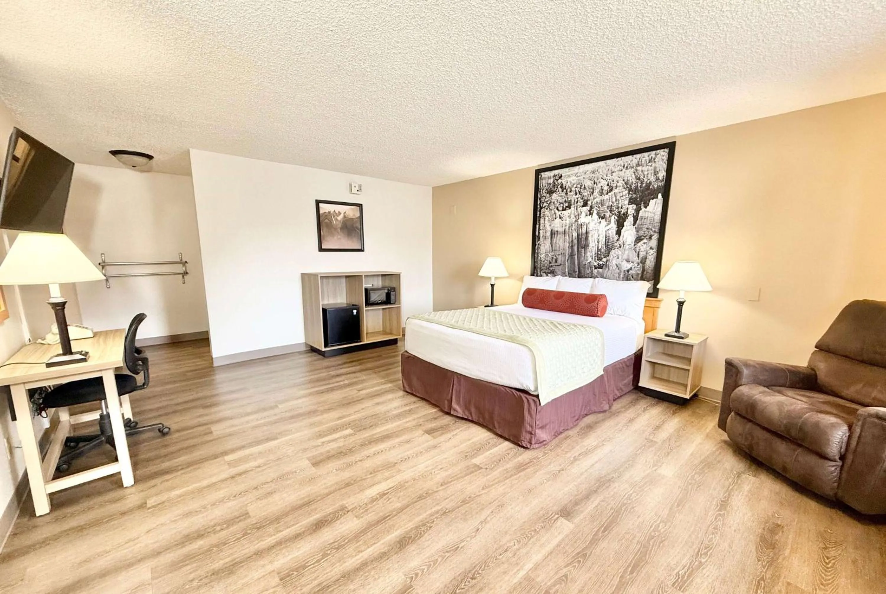 Photo of the whole room, Bed in Super 8 by Wyndham Salina/Scenic Hills Area