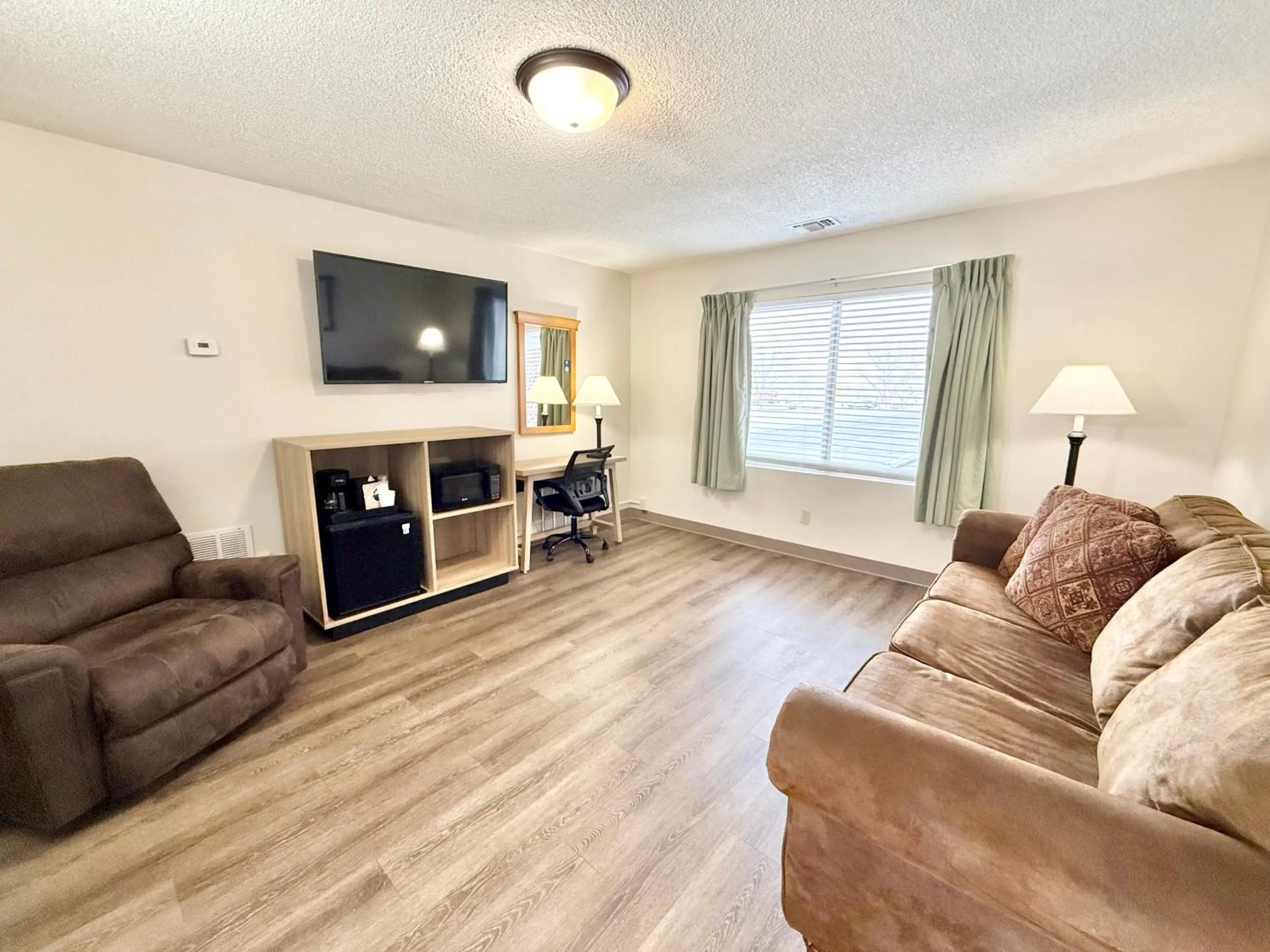 Living room in Super 8 by Wyndham Salina/Scenic Hills Area