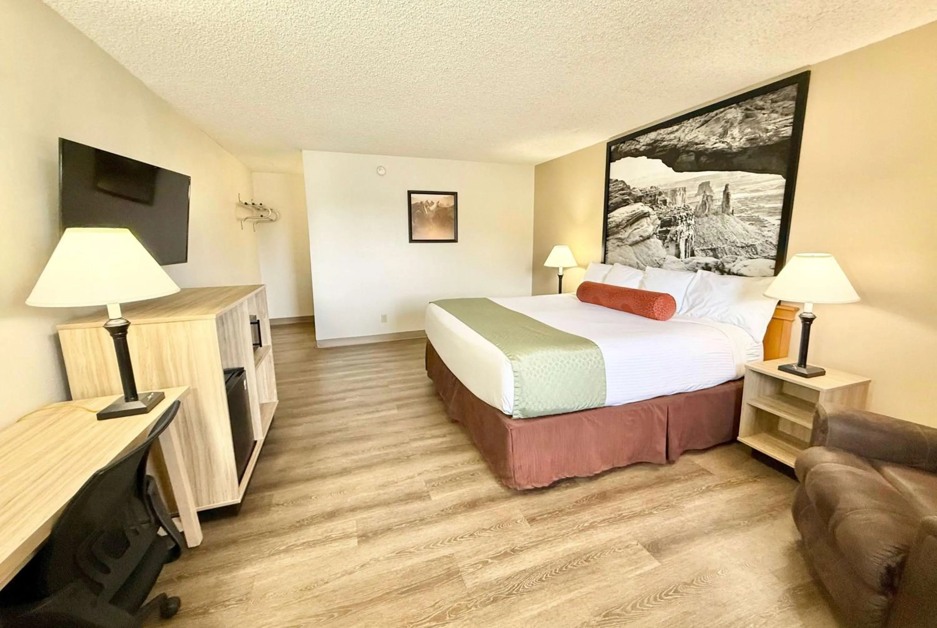 Photo of the whole room, Bed in Super 8 by Wyndham Salina/Scenic Hills Area