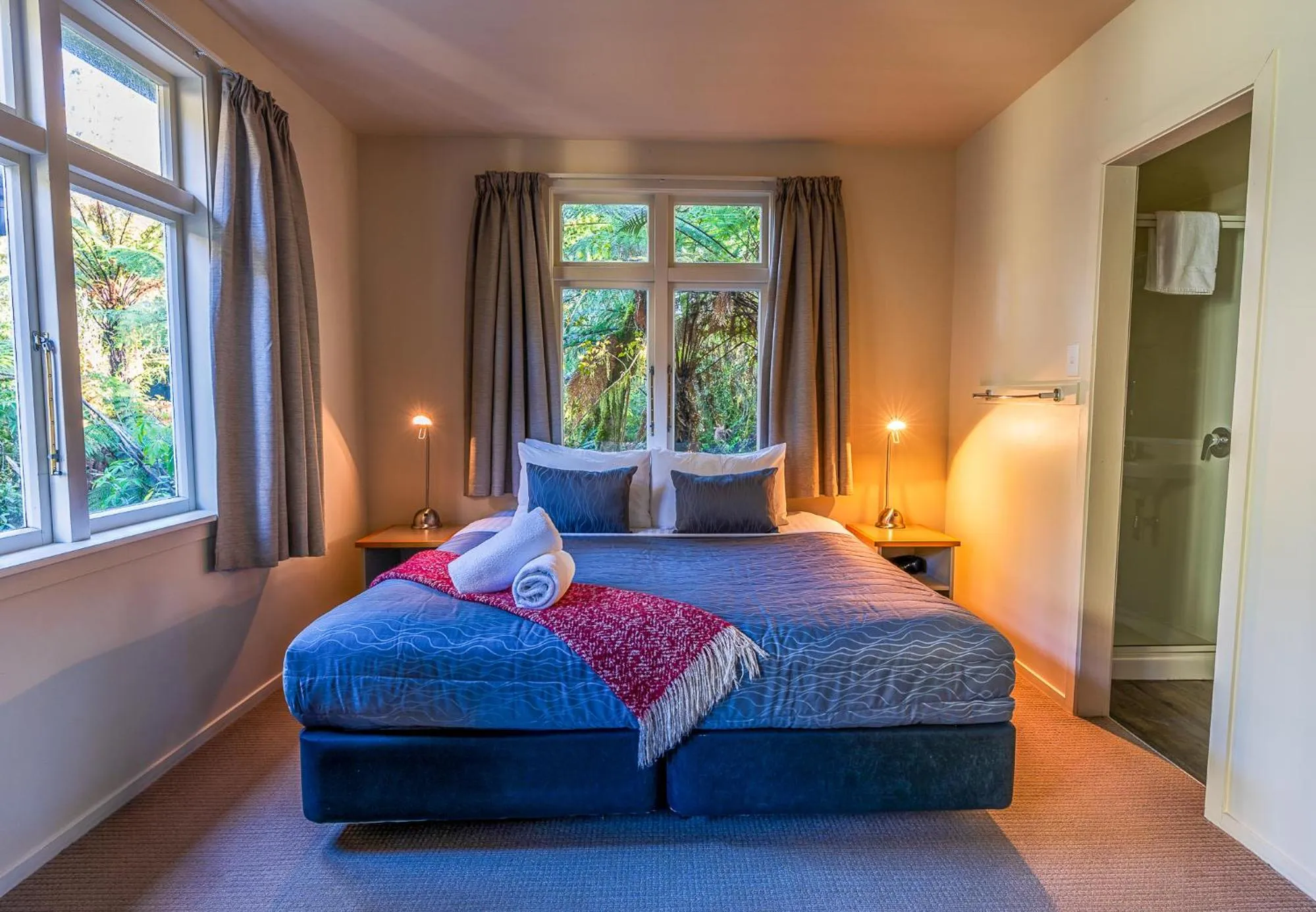 Bed in Rainforest Retreat