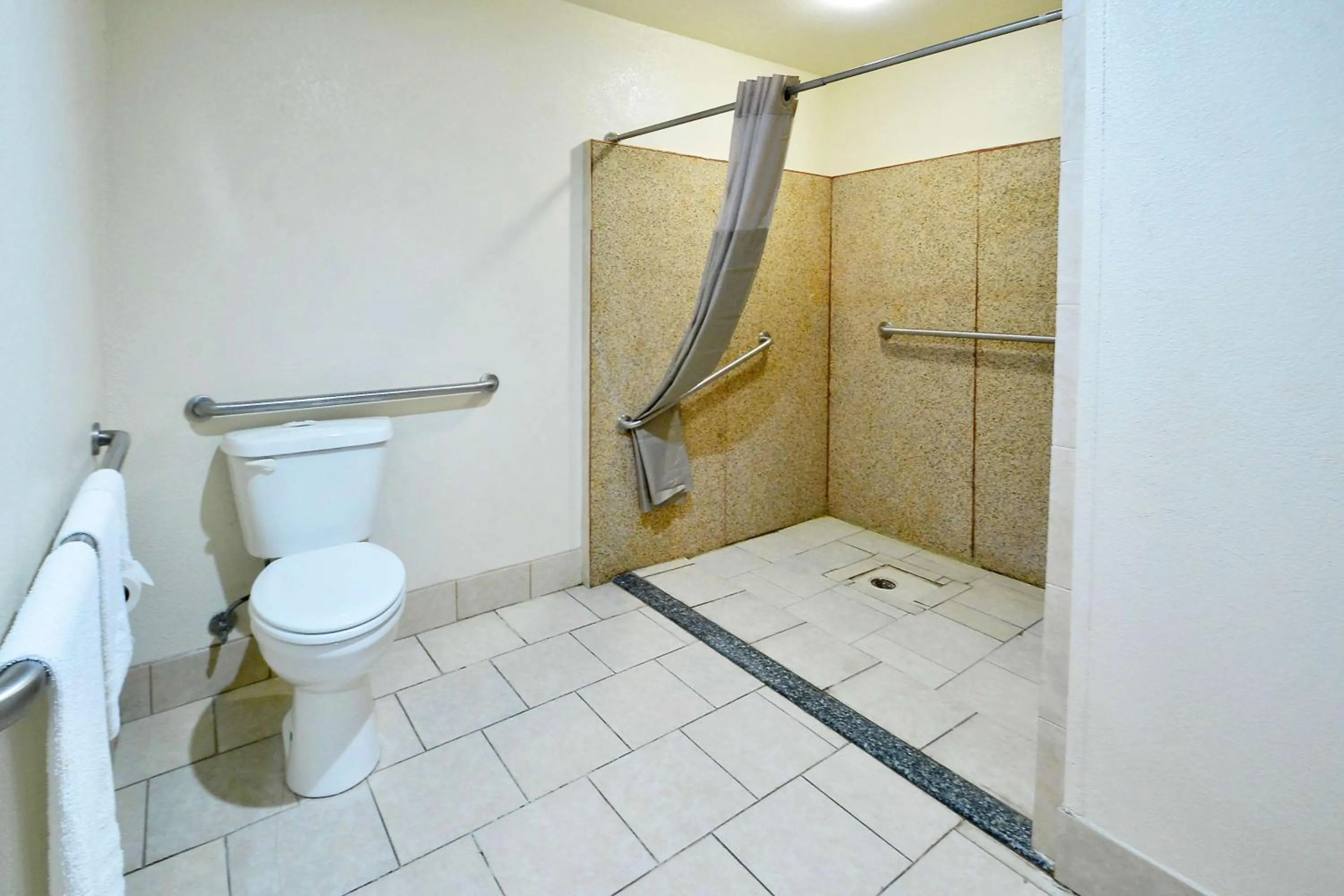 Bedroom in Motel 6-Atoka, OK