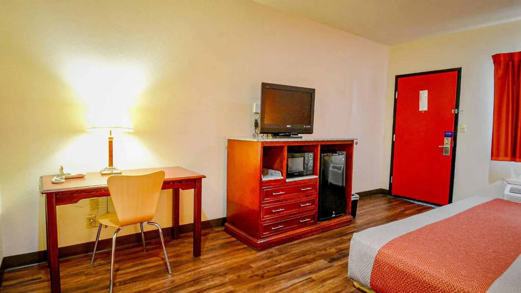 Deluxe King Room - Non-Smoking in Motel 6-Atoka, OK Deluxe King Room - Non-Smoking in Motel 6-Atoka, OK