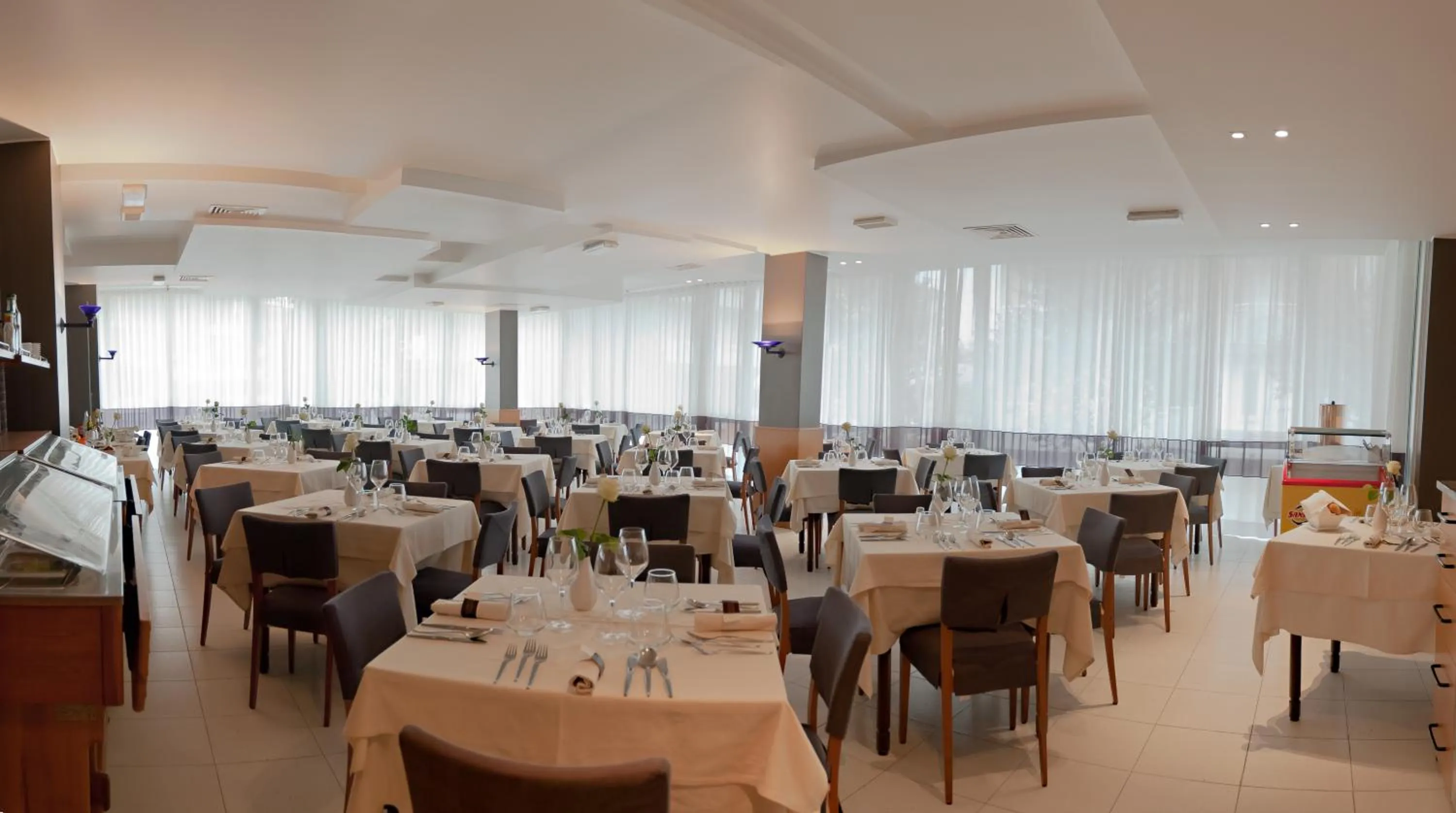 Restaurant/places to eat in Hotel Santiago