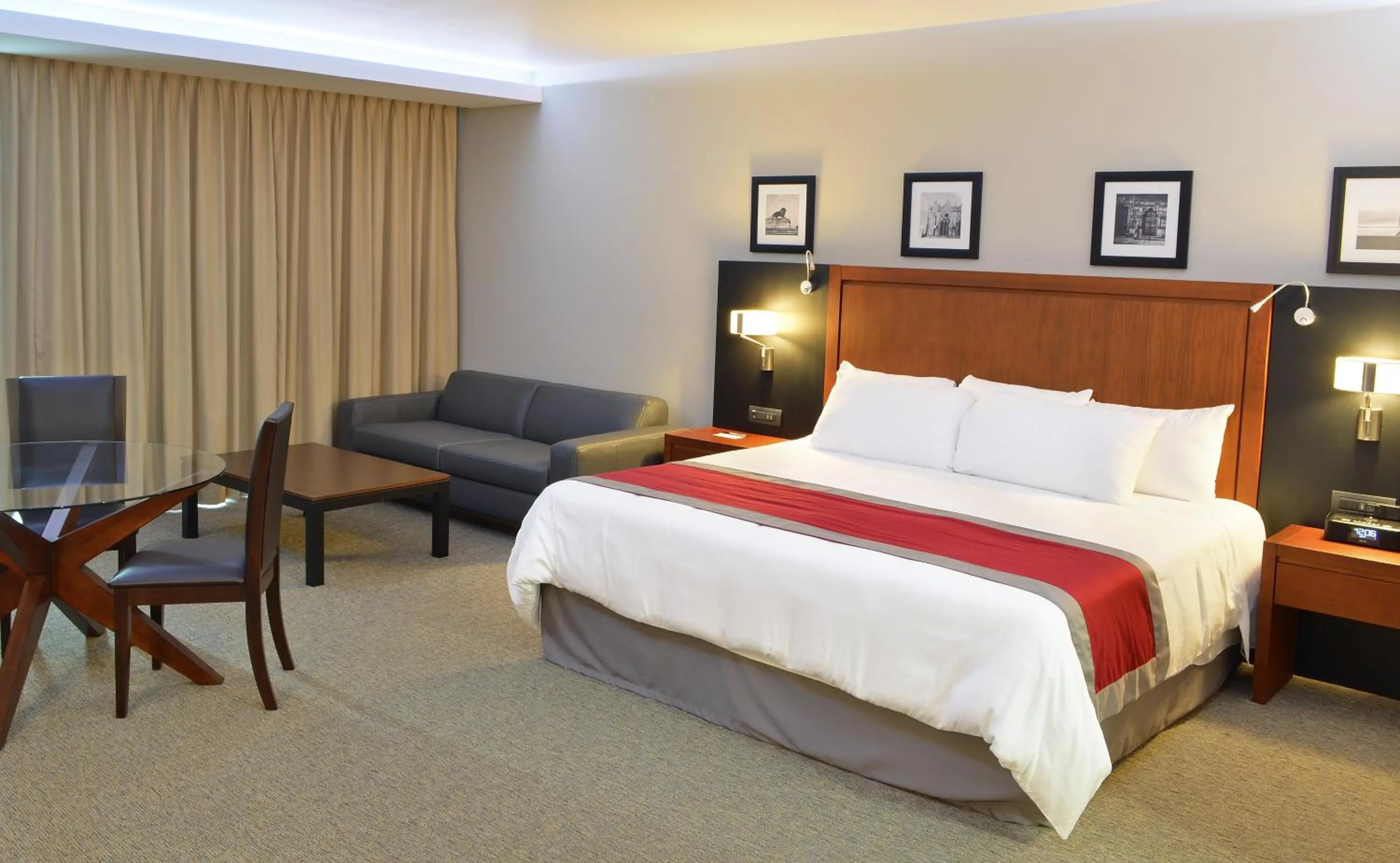 Bed in Radisson Poliforum Plaza Hotel Leon