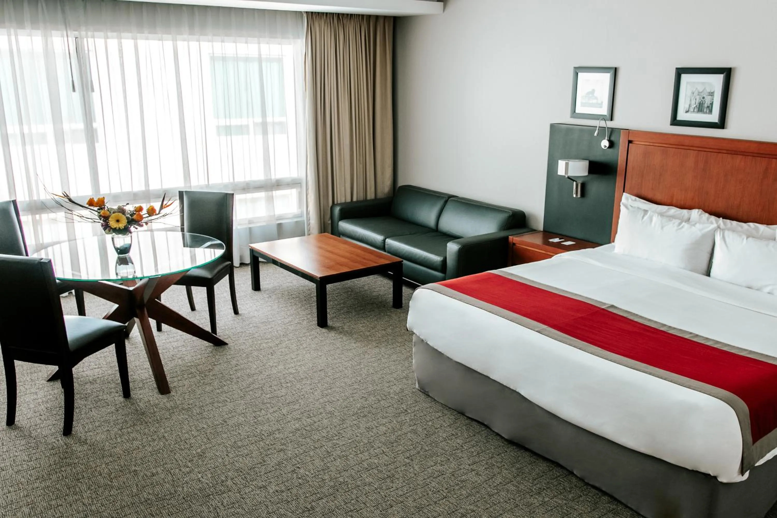 Living room, Bed in Radisson Poliforum Plaza Hotel Leon