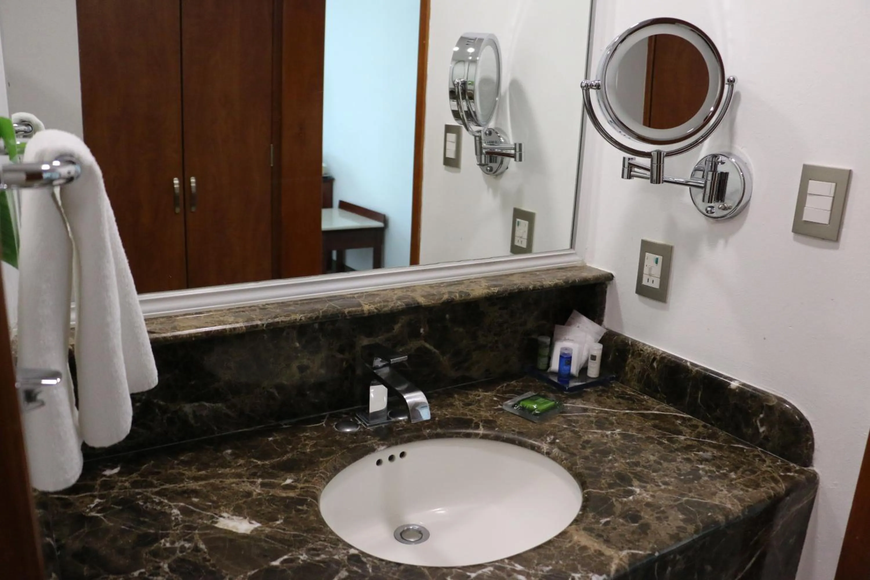 Bathroom in Radisson Poliforum Plaza Hotel Leon