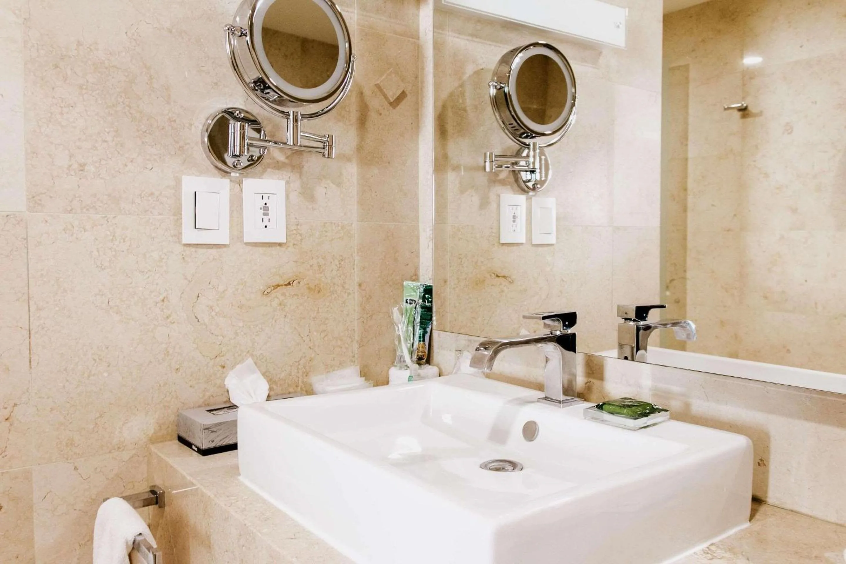 Bedroom in Radisson Poliforum Plaza Hotel Leon