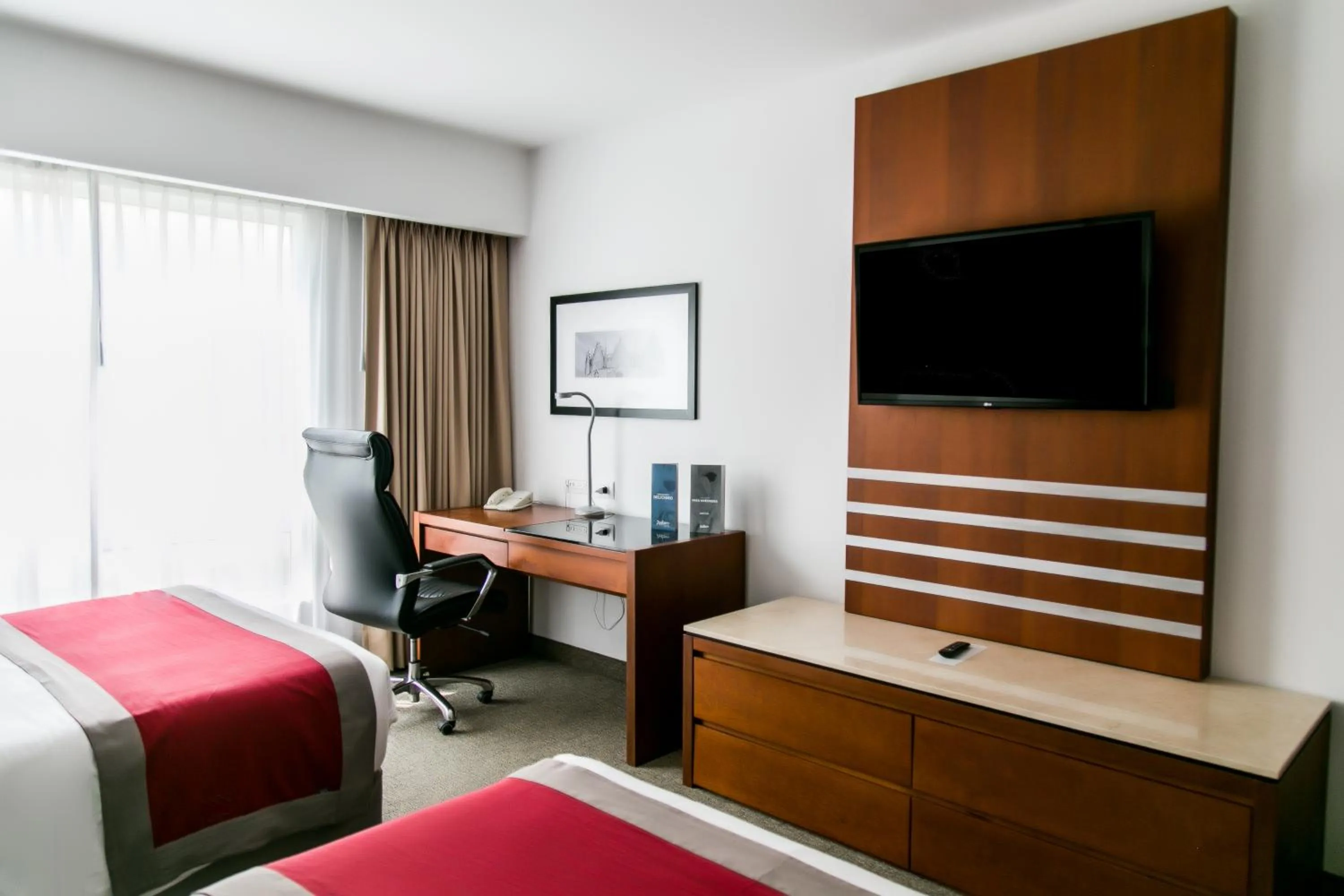 TV and multimedia, Bed in Radisson Poliforum Plaza Hotel Leon