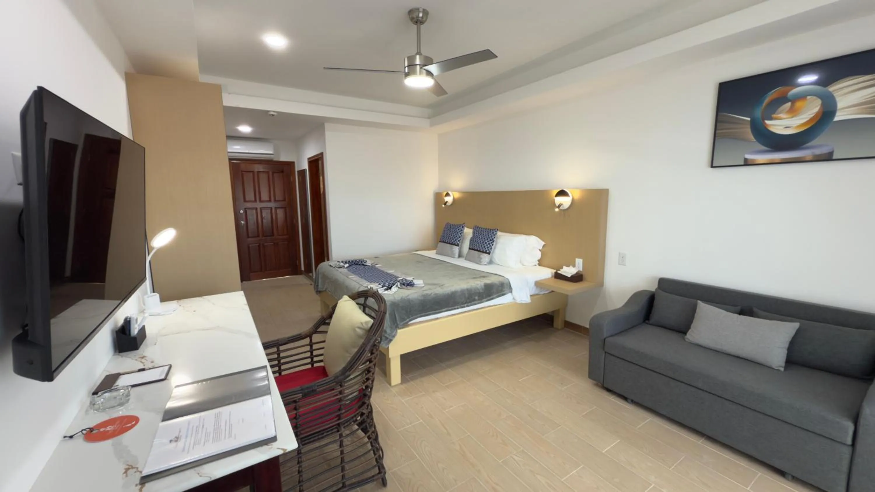 Communal lounge/ TV room, Bed in Captain Morgan's Retreat