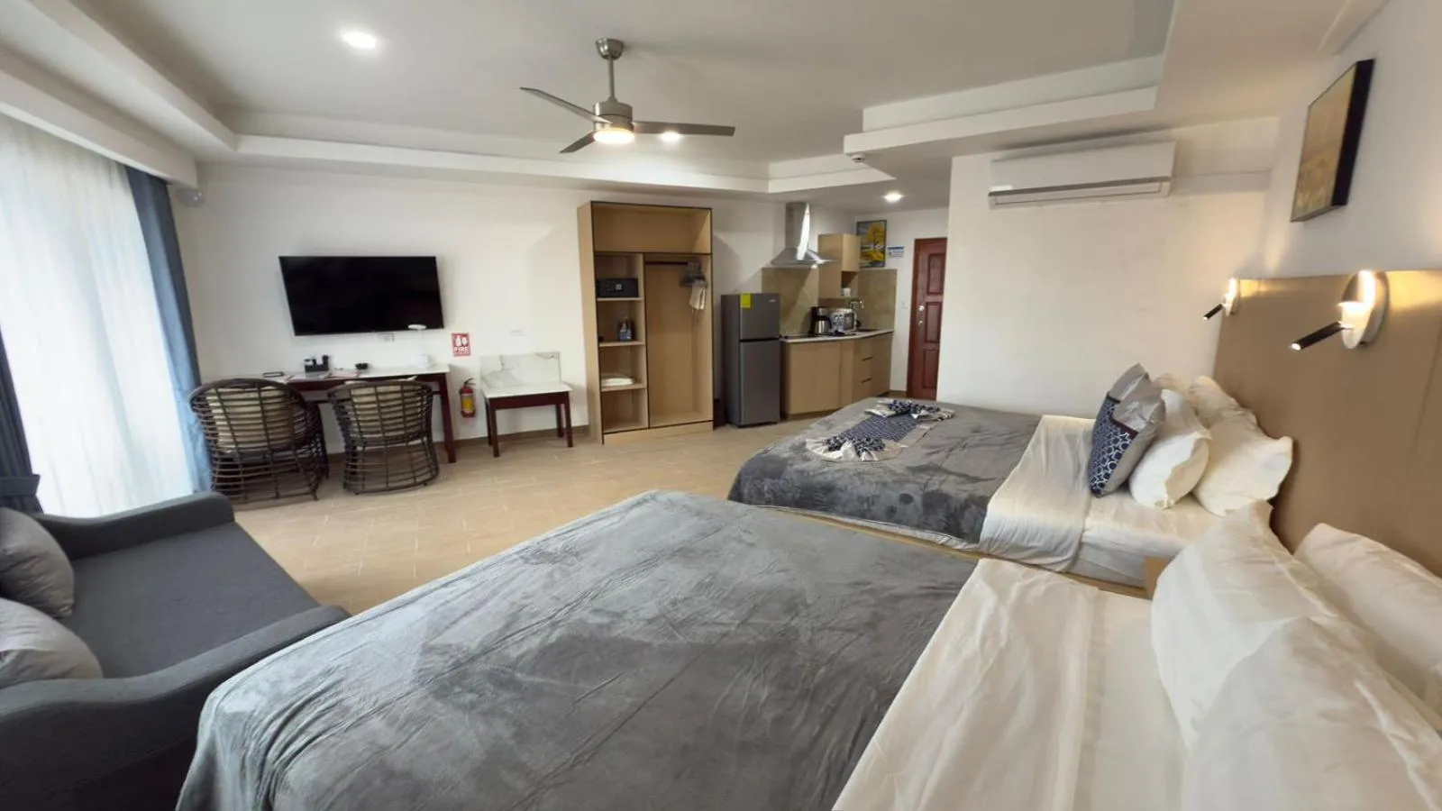 Living room, Bed in Captain Morgan's Retreat