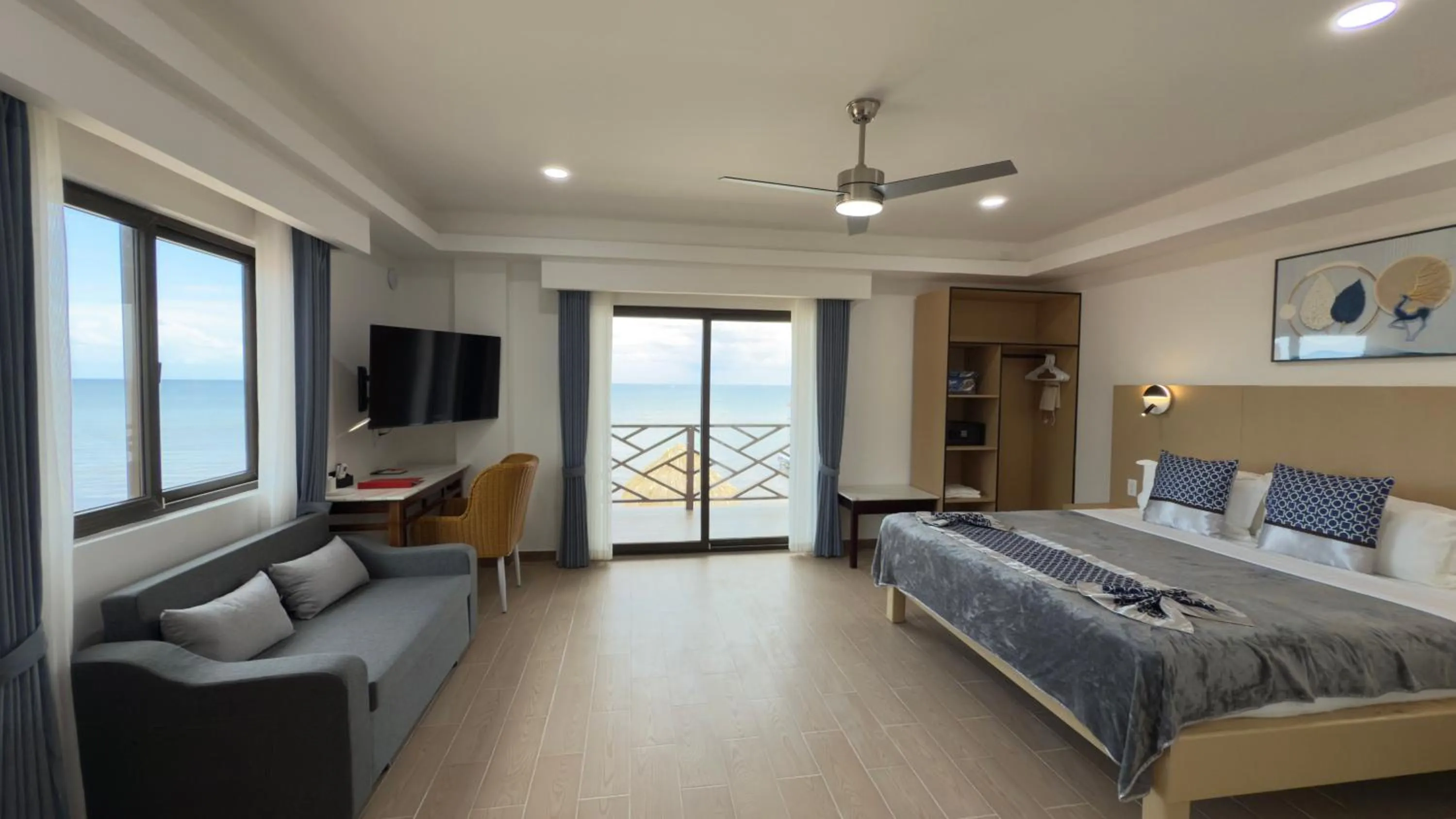 Photo of the whole room, Bed in Captain Morgan's Retreat