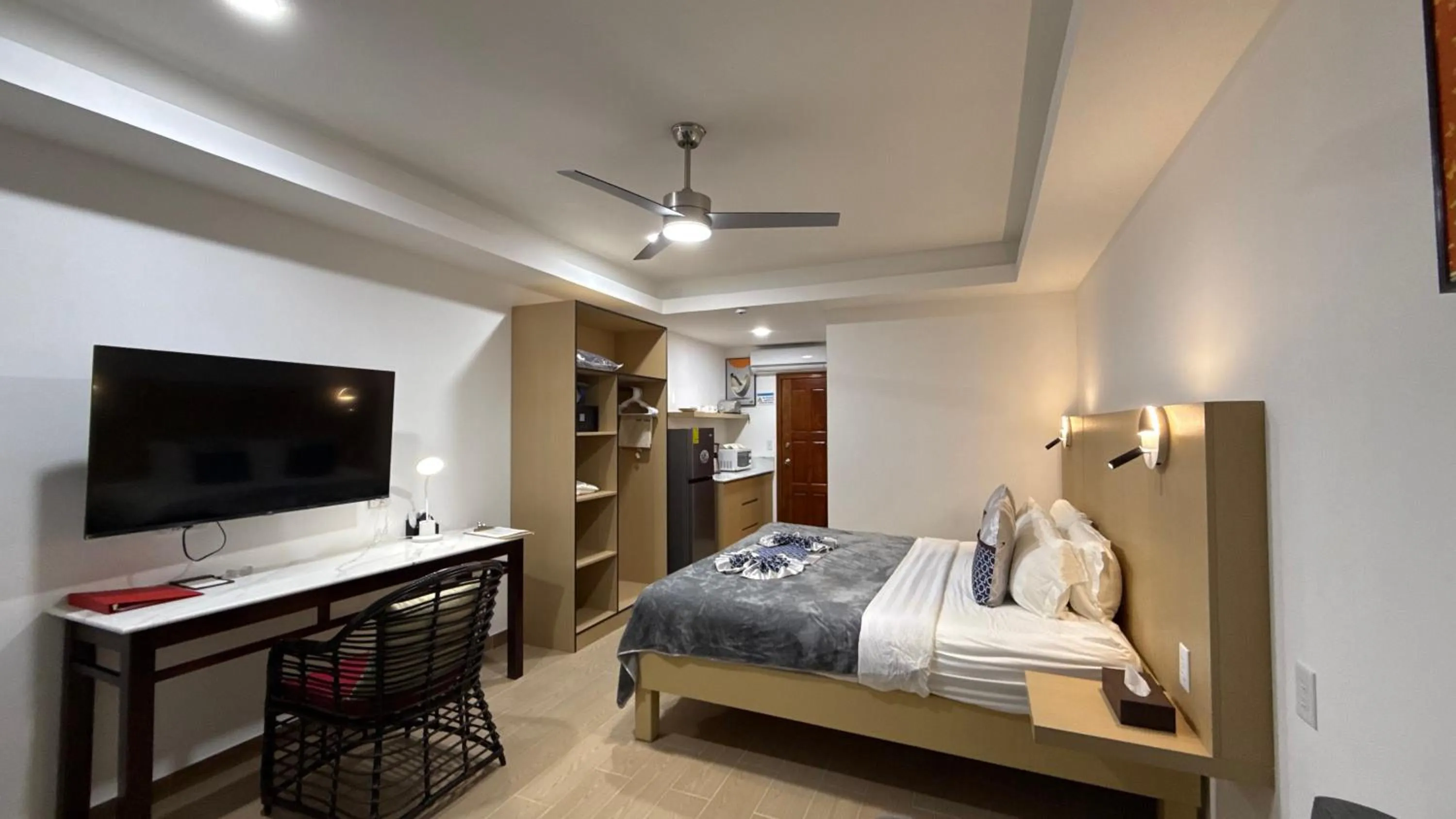 Photo of the whole room, Bed in Captain Morgan's Retreat