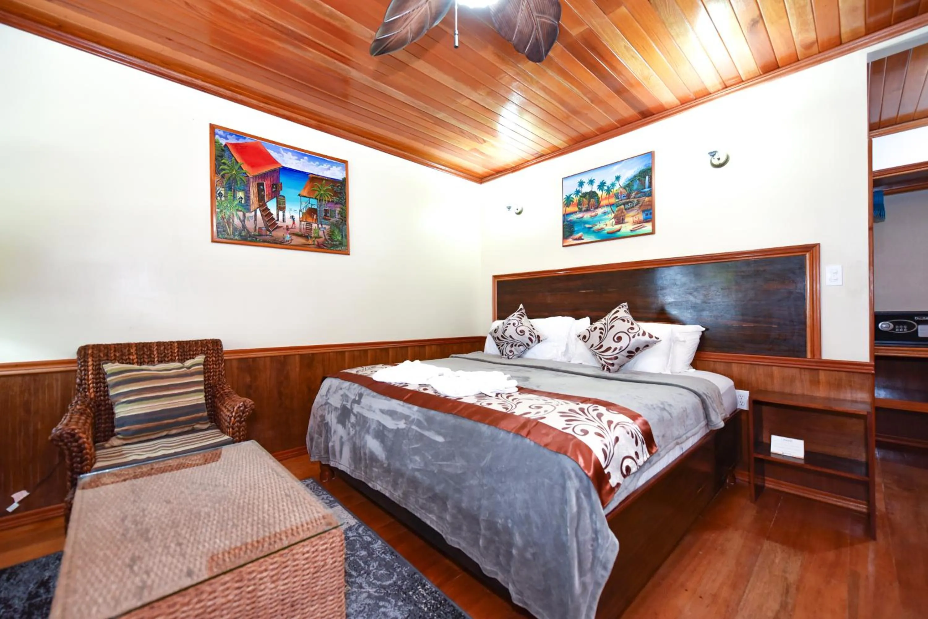 Bedroom, Bed in Captain Morgan's Retreat