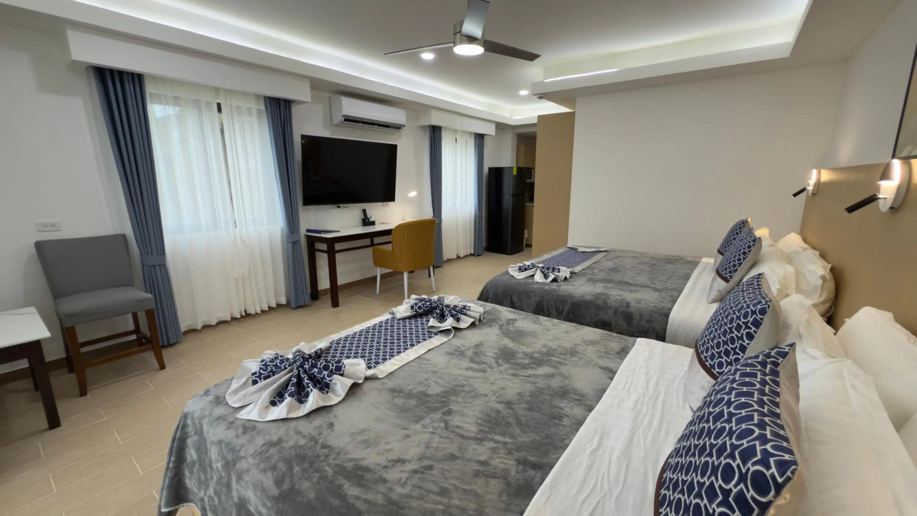 Photo of the whole room, Bed in Captain Morgan's Retreat