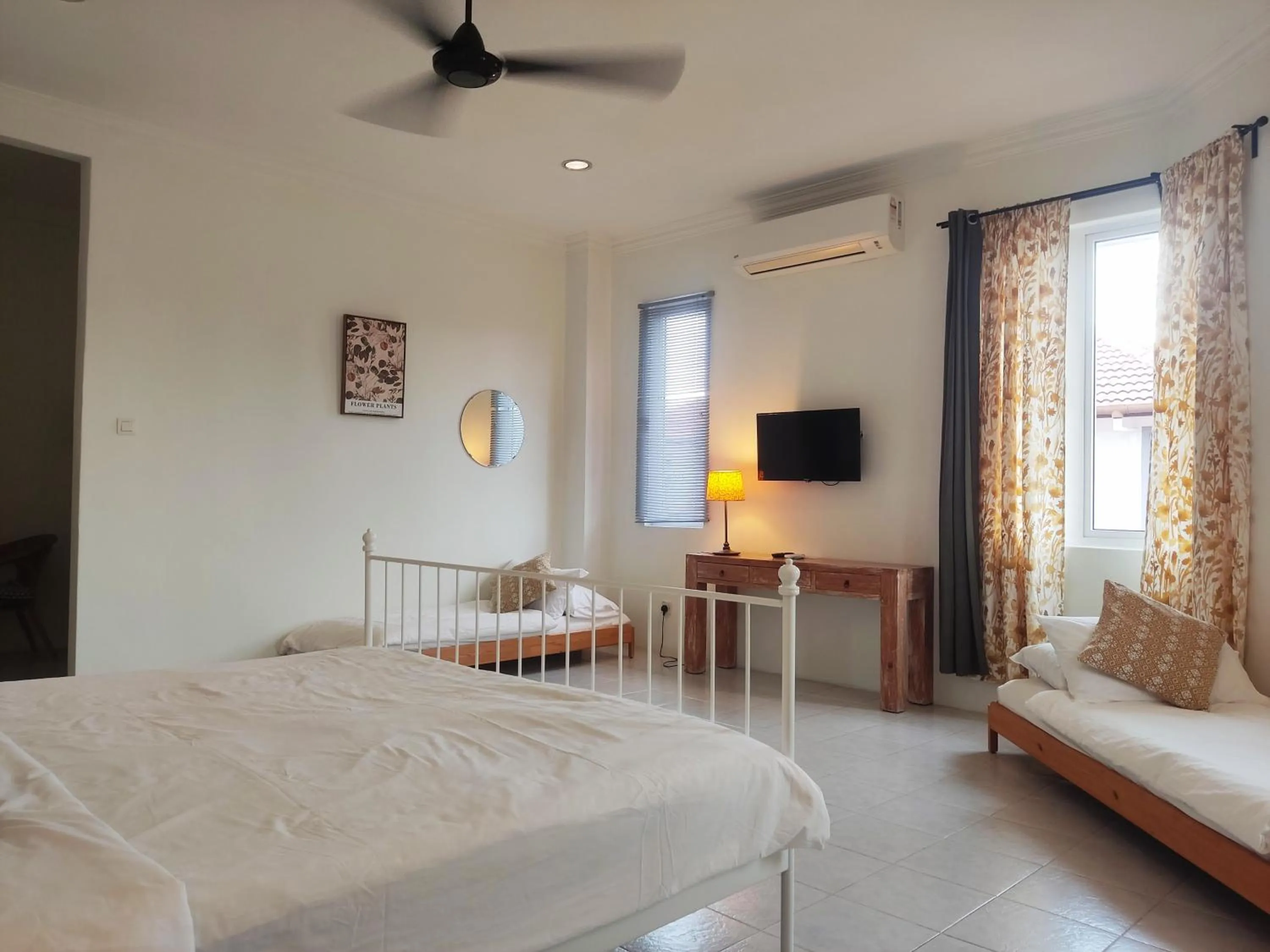 Photo of the whole room, Bed in Rumah Putih B&B near KLIA