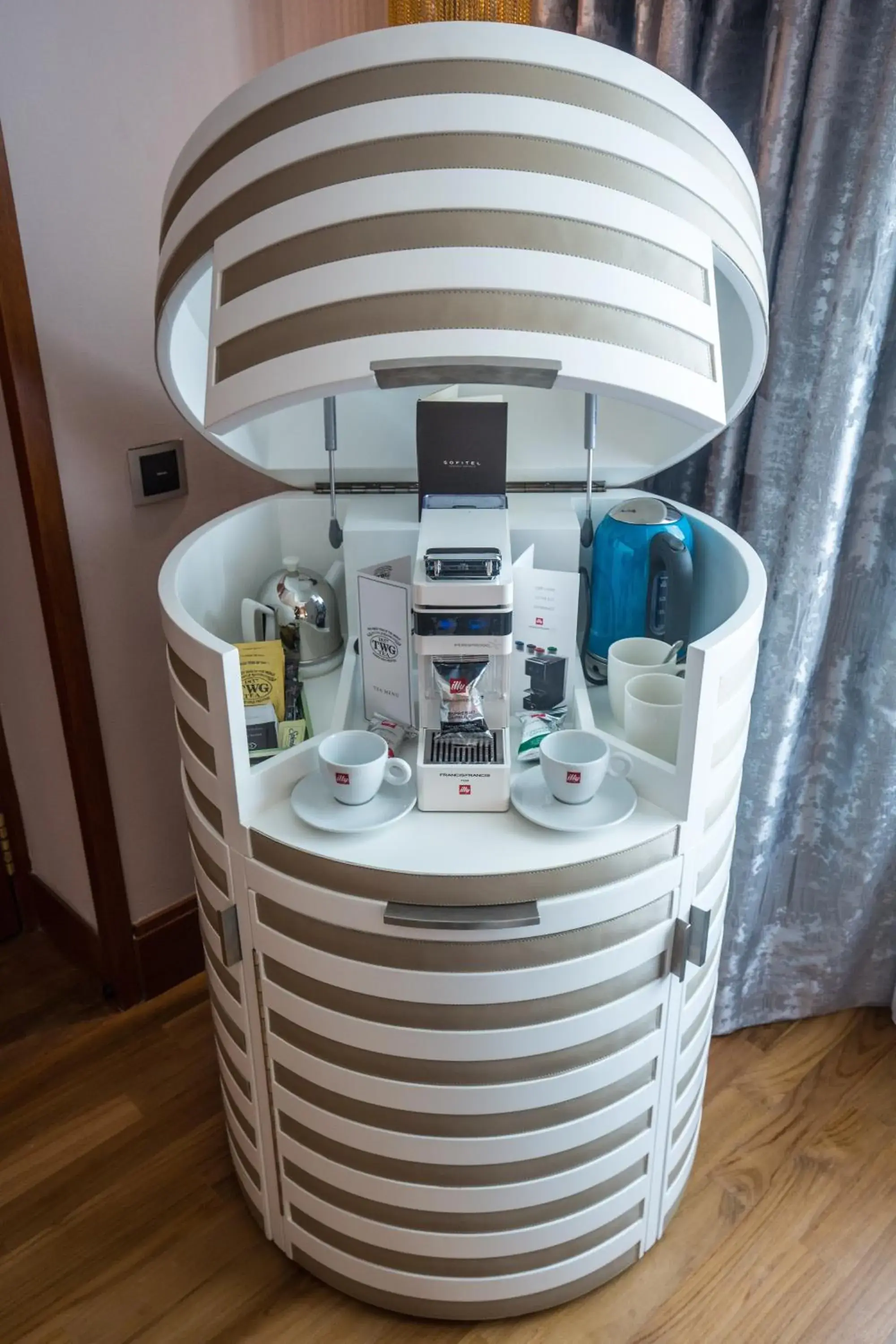 Luxury Family Room, 1 King Bed & 2 Single Beds in Sofitel Singapore Sentosa Luxury Family Room, 1 King Bed & 2 Single Beds in Sofitel Singapore Sentosa