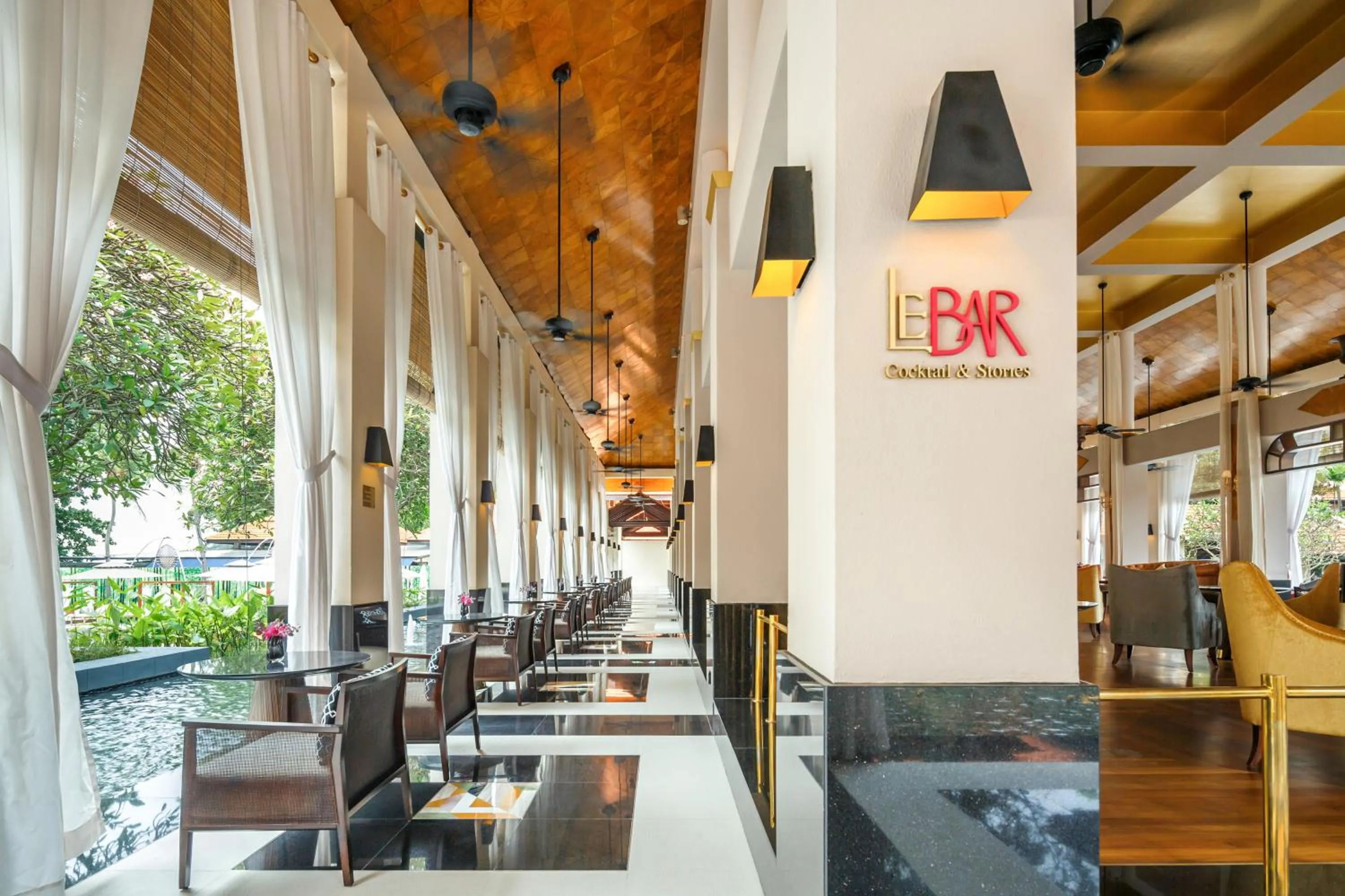 Lounge or bar in Sofitel Singapore Sentosa