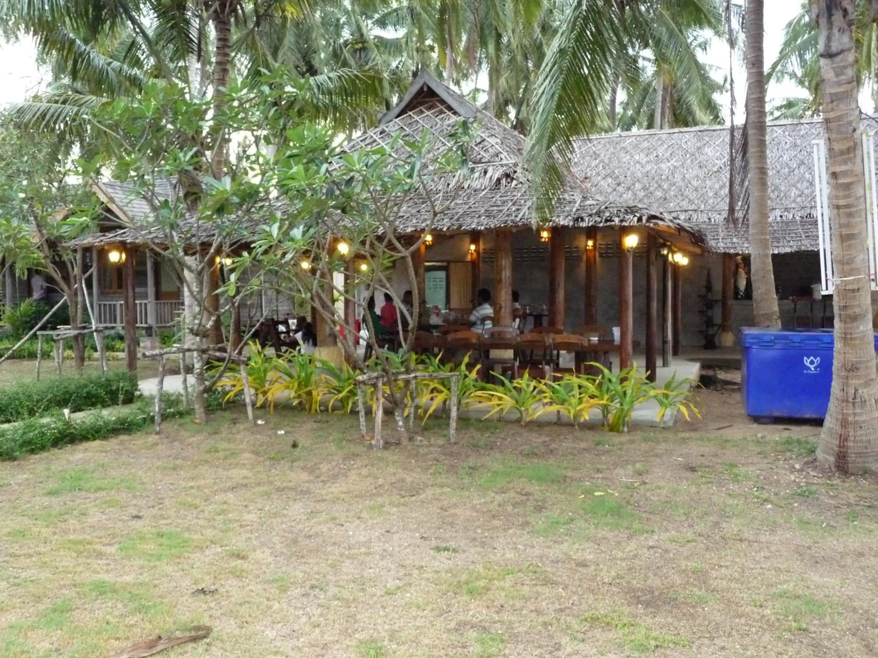 Restaurant/places to eat in New Ozone Resort & Spa