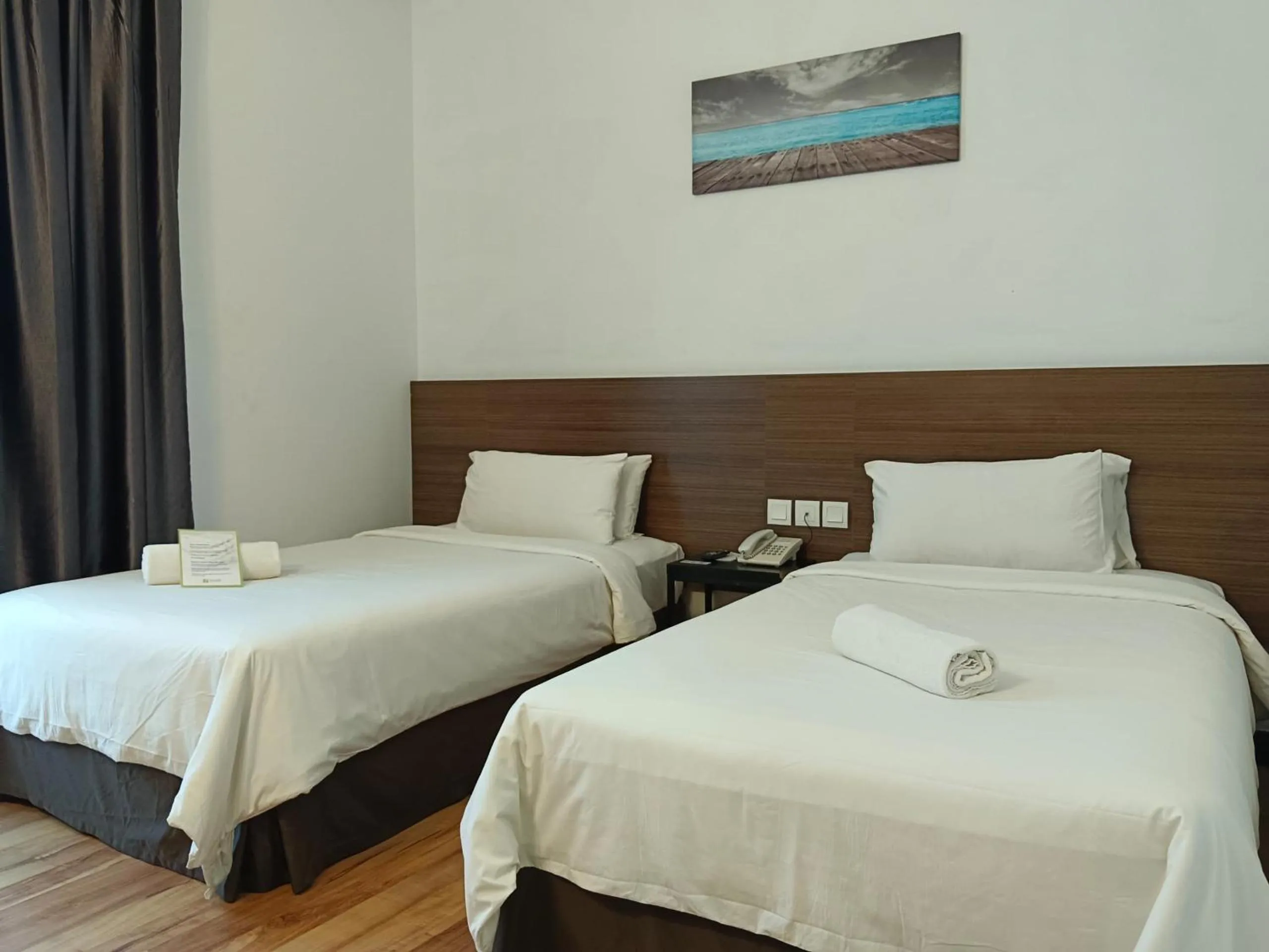 Photo of the whole room, Bed in Fuller Hotel