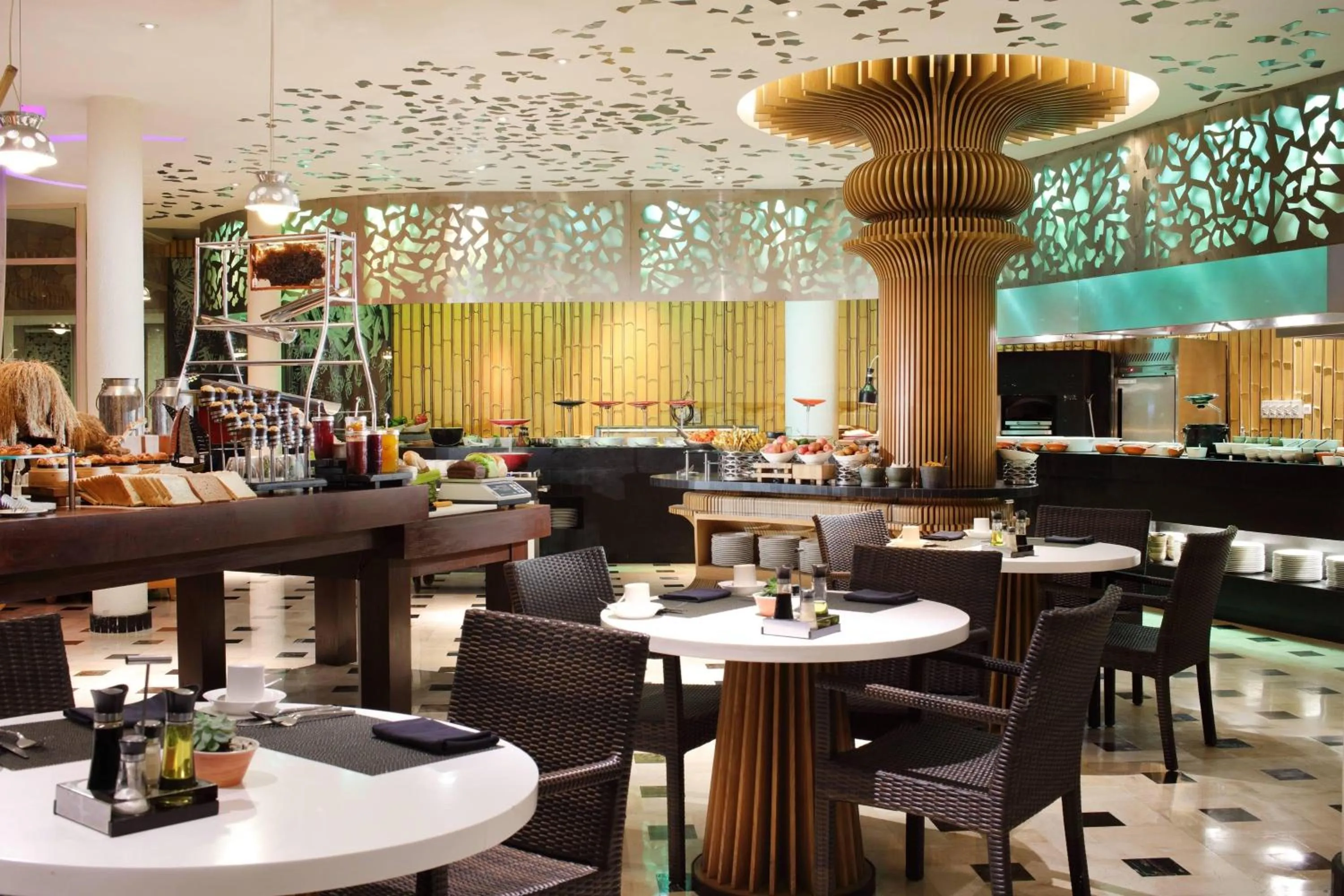 Restaurant/places to eat in Le Meridien Bali Jimbaran