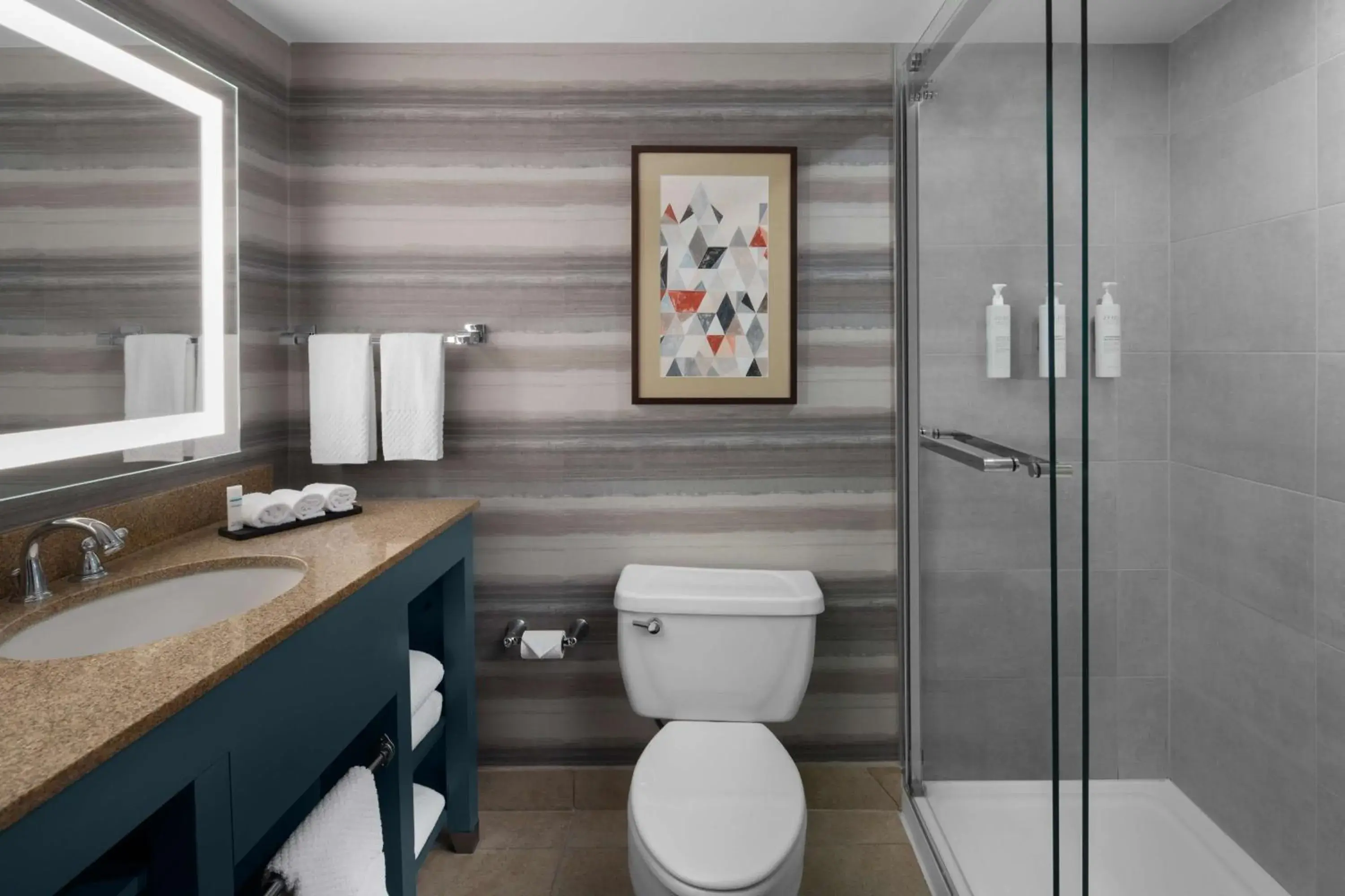 King Room with Pool View in Embassy Suites by Hilton Phoenix Biltmore King Room with Pool View in Embassy Suites by Hilton Phoenix Biltmore