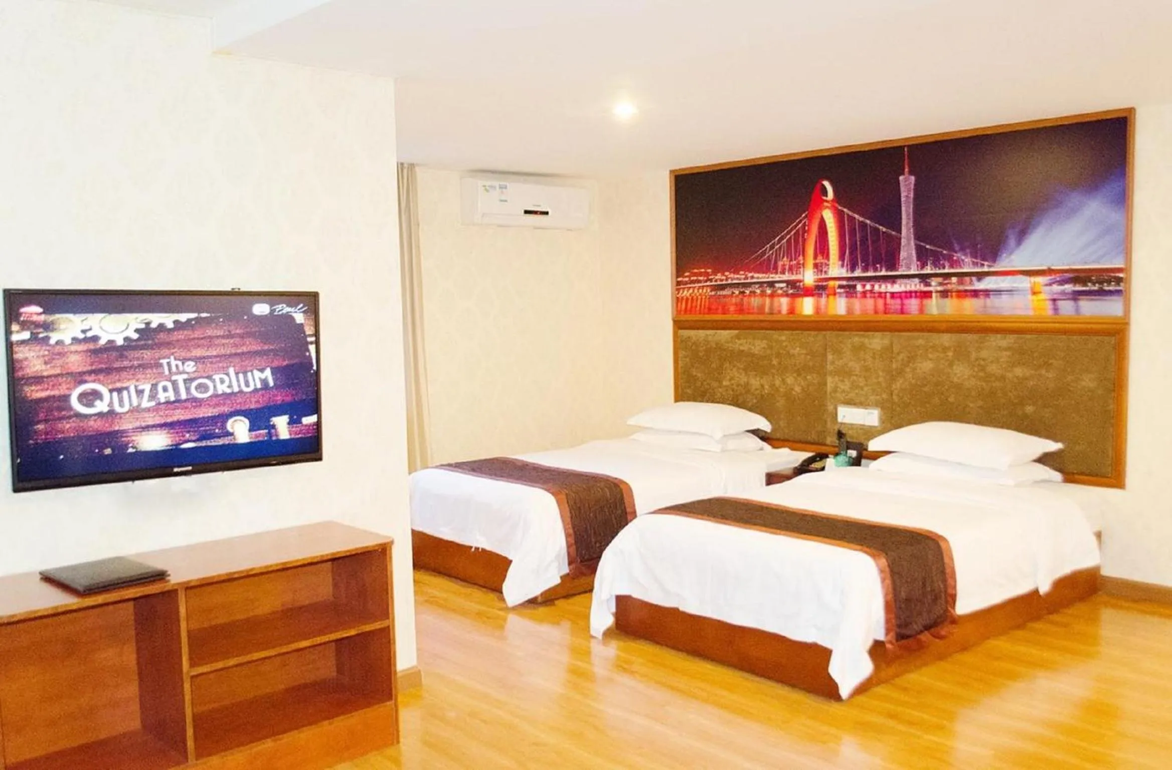 Photo of the whole room, Bed in Guangzhou JinTang Hotel