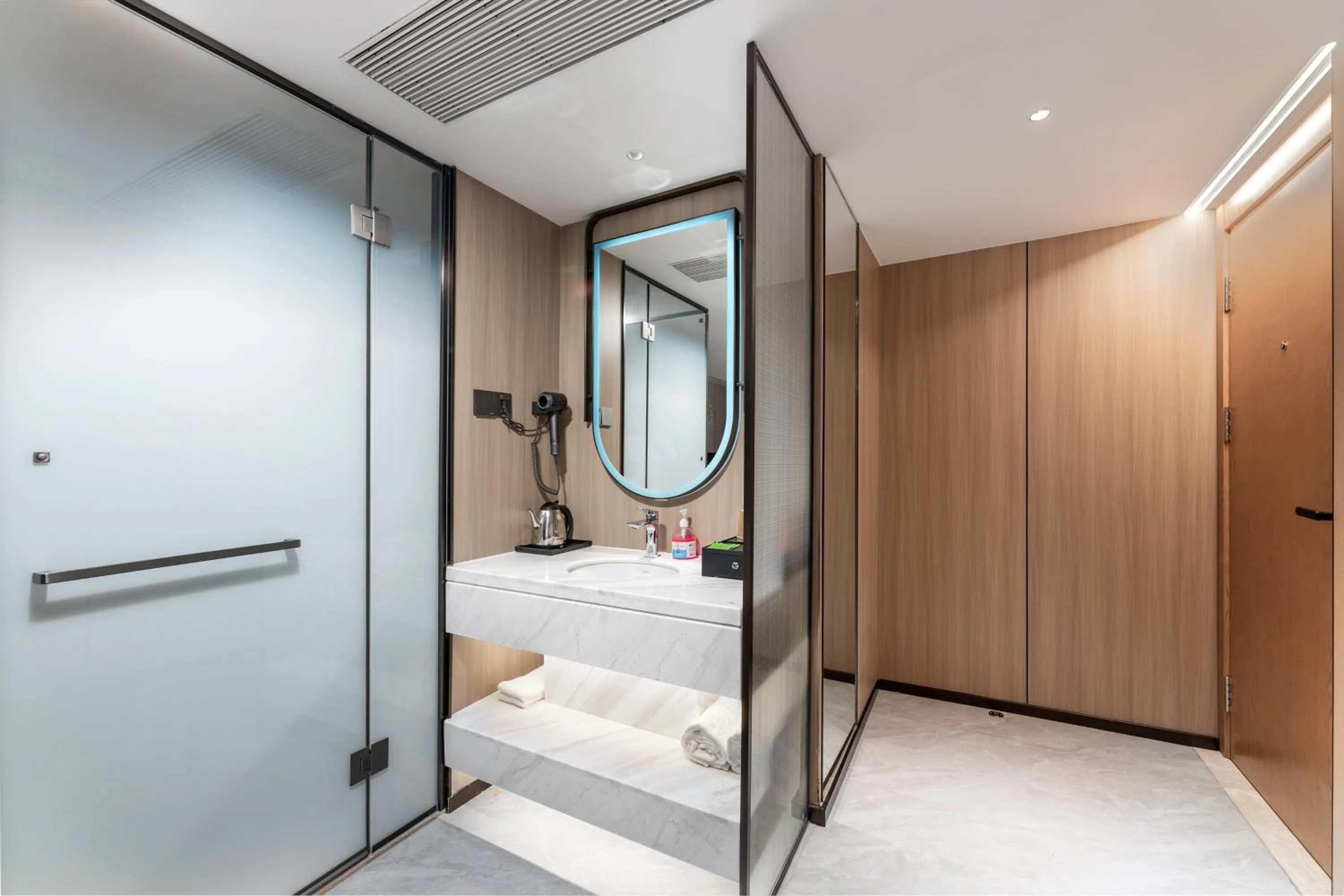 Bathroom, Bed in Guangzhou JinTang Hotel