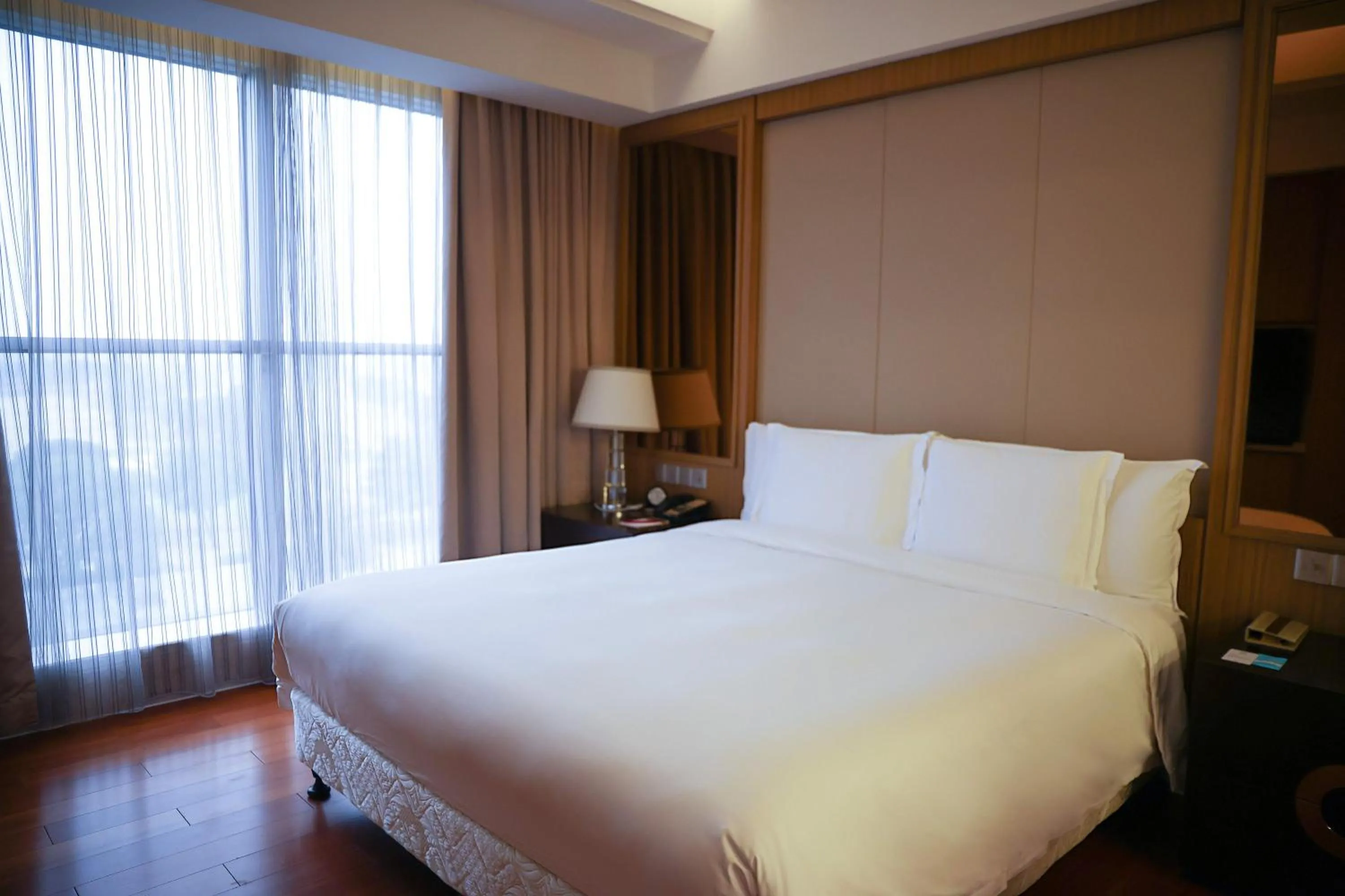 Photo of the whole room, Bed in Crowne Plaza Shanghai Anting, an IHG Hotel