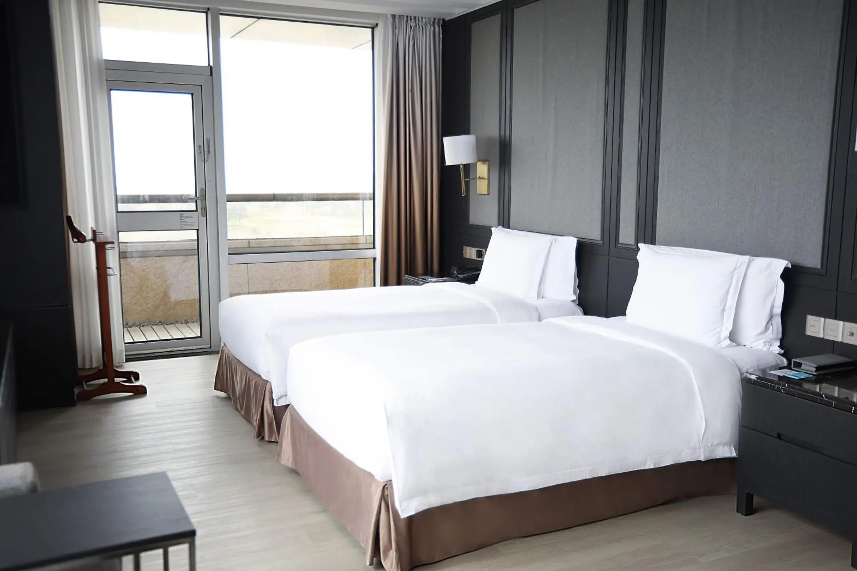 Superior Double or Twin Room in Crowne Plaza Shanghai Anting, an IHG Hotel Superior Double or Twin Room in Crowne Plaza Shanghai Anting, an IHG Hotel