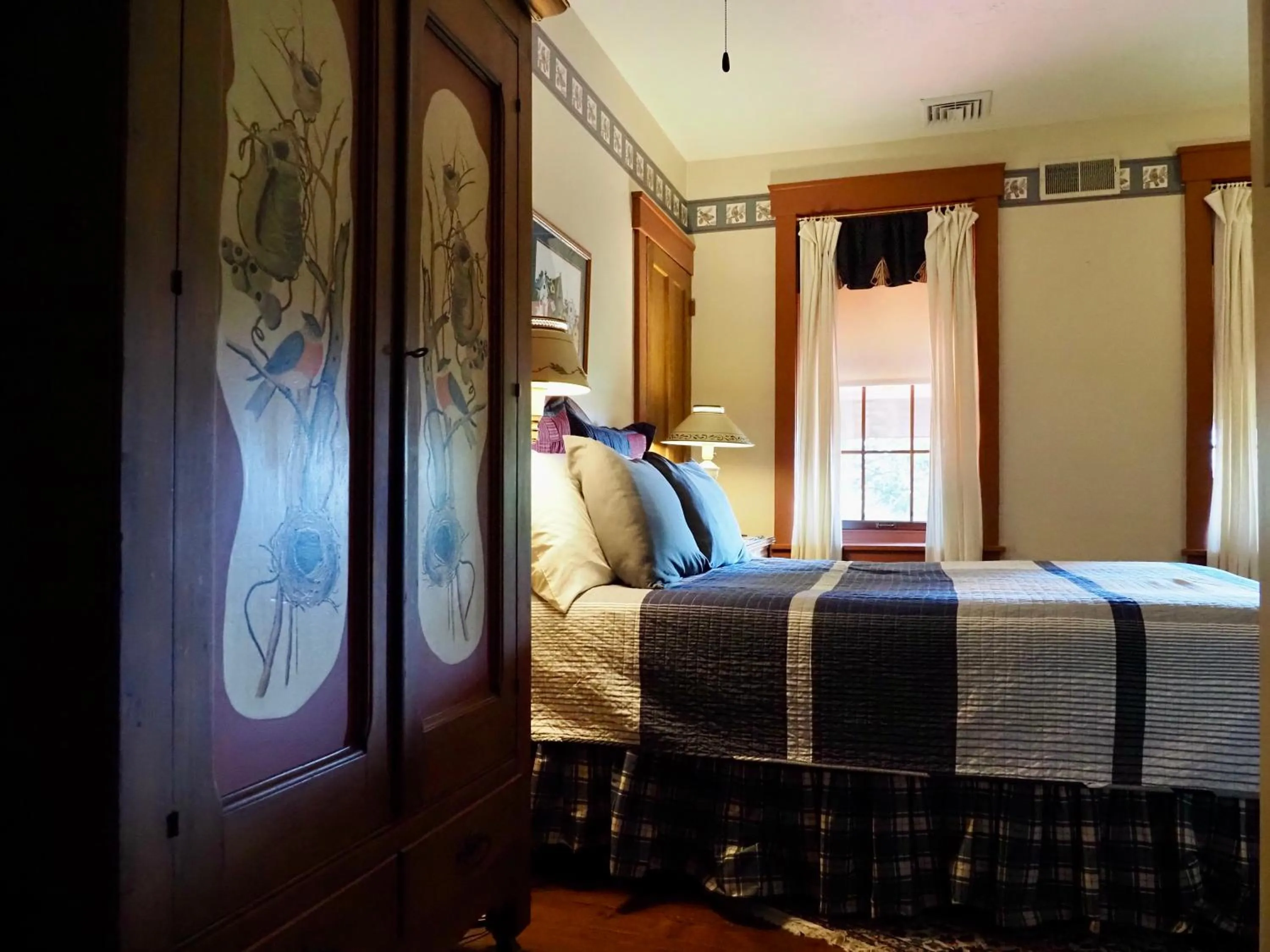 Bedroom, Bed in Deer Creek Winery at Watson Estate