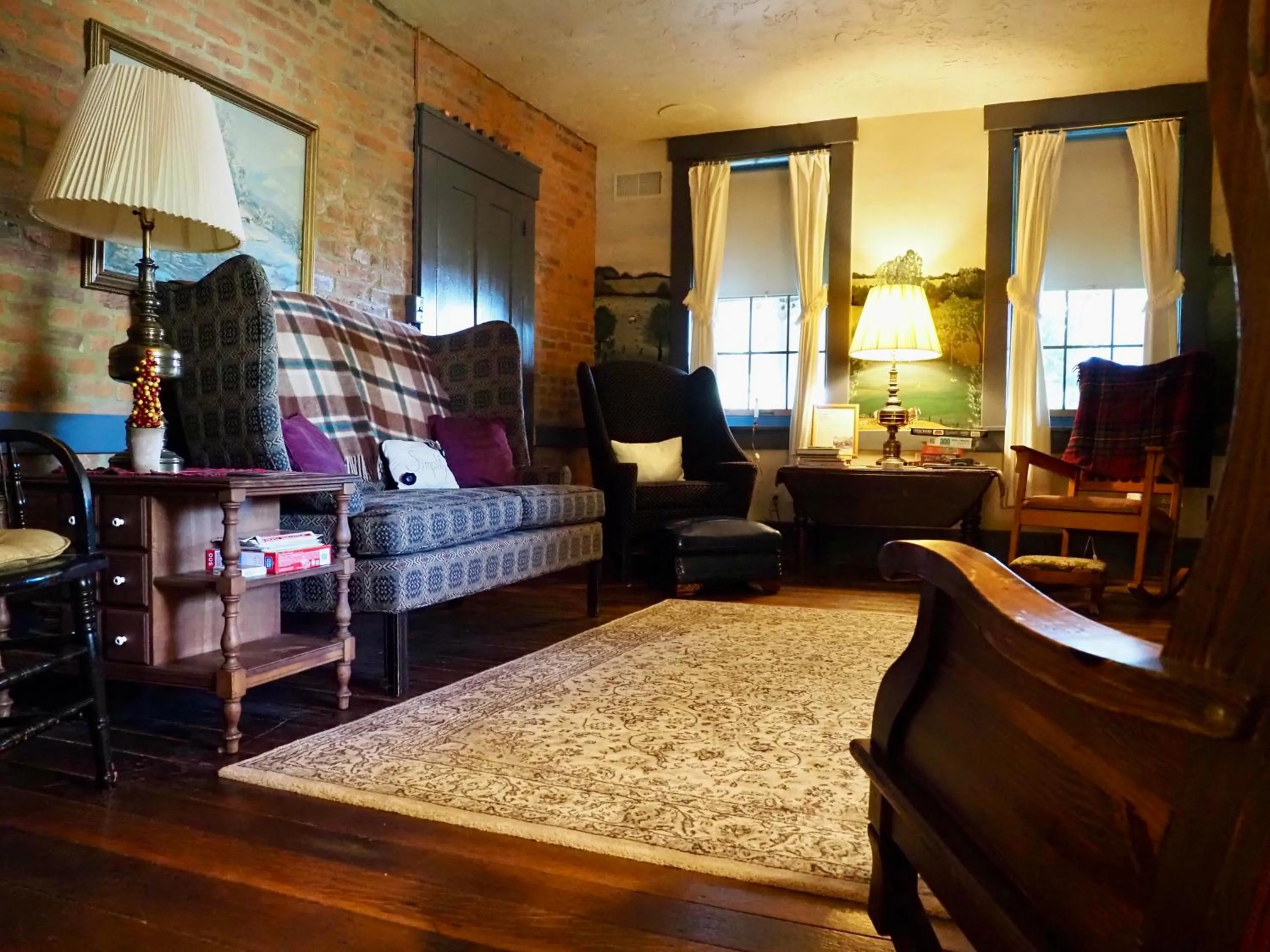 Communal lounge/ TV room, Bed in Deer Creek Winery at Watson Estate