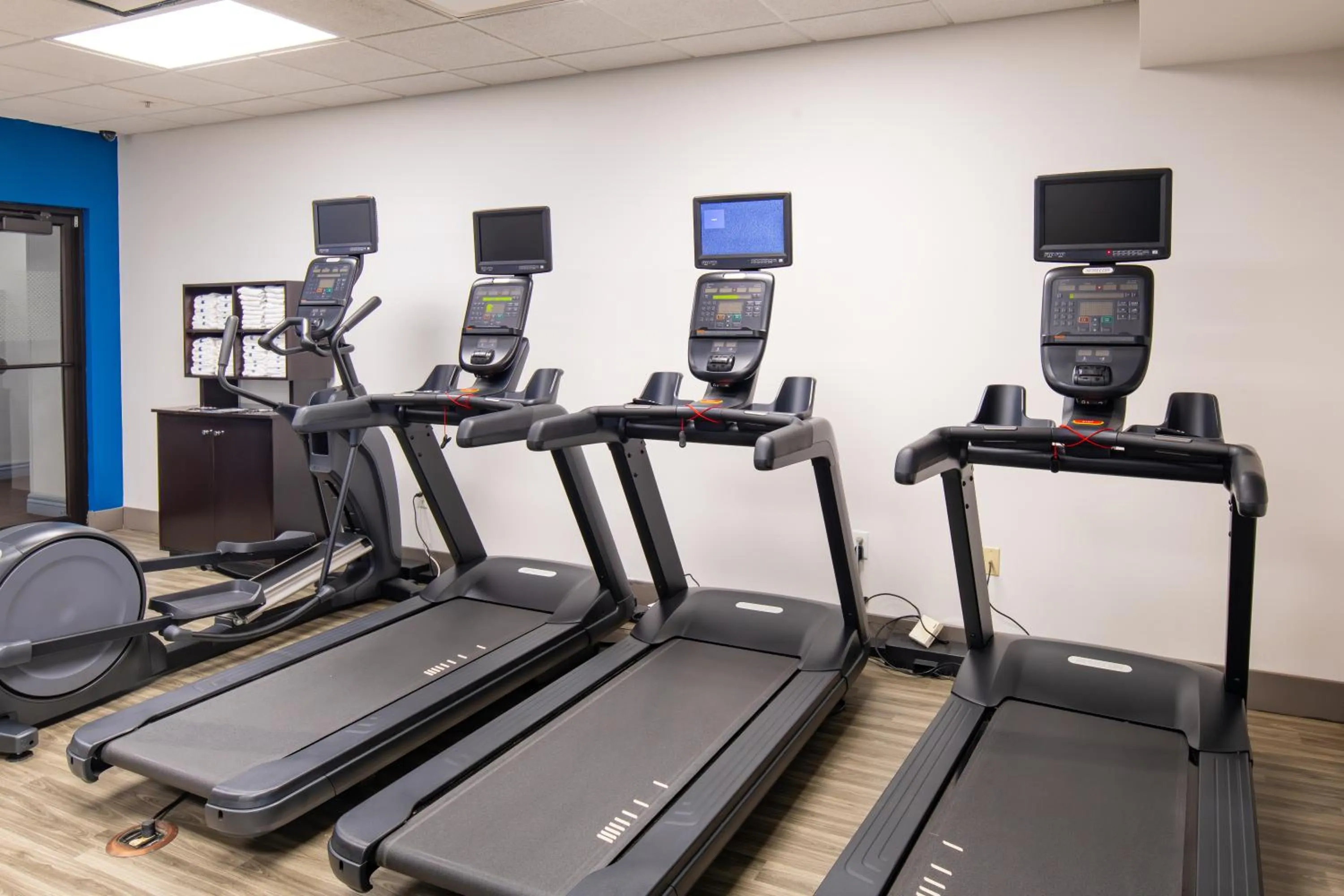Fitness centre/facilities in Newly Renovated Hampton Inn Omaha West Lakeside
