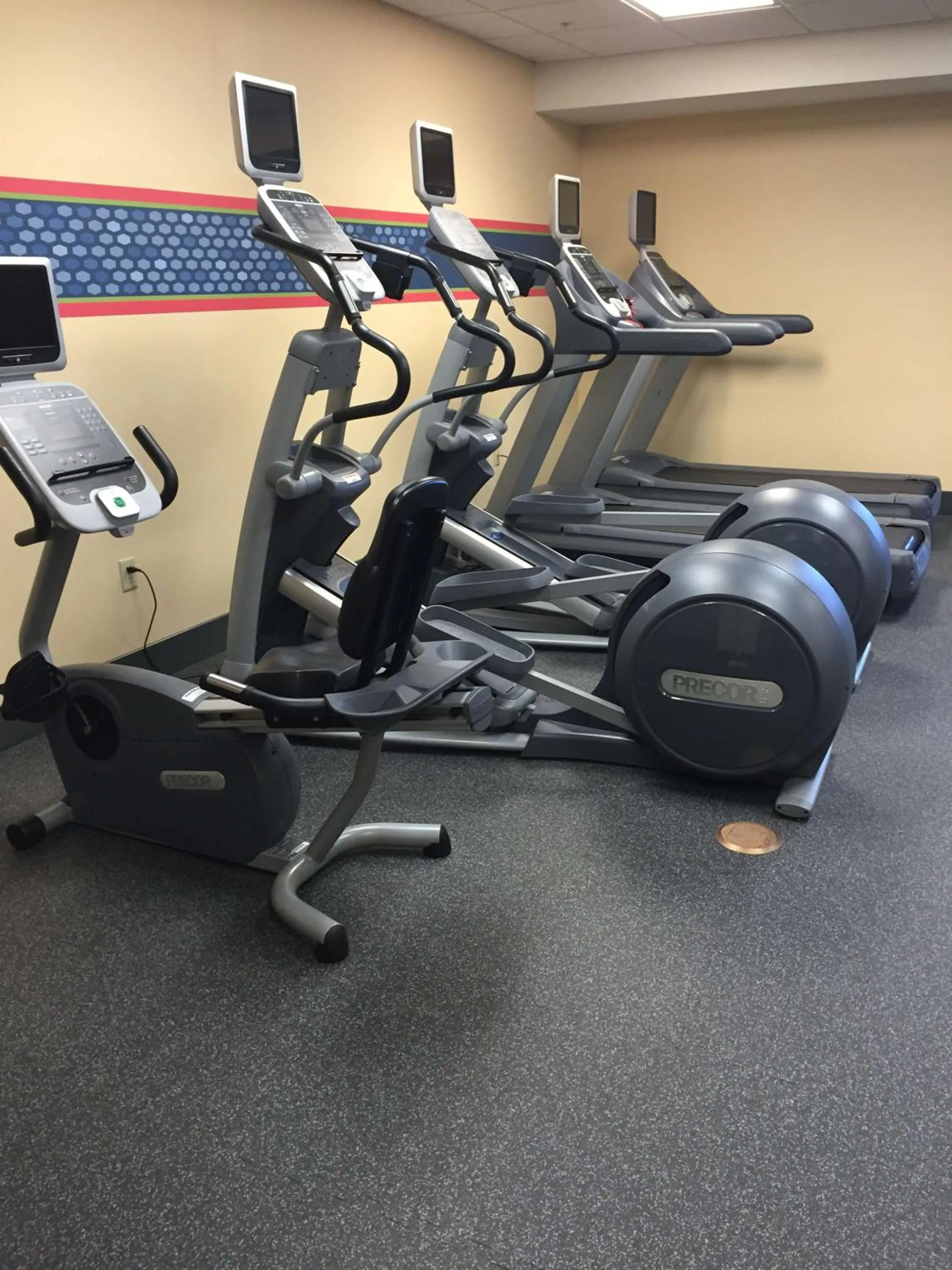 Fitness centre/facilities in Newly Renovated Hampton Inn Omaha West Lakeside