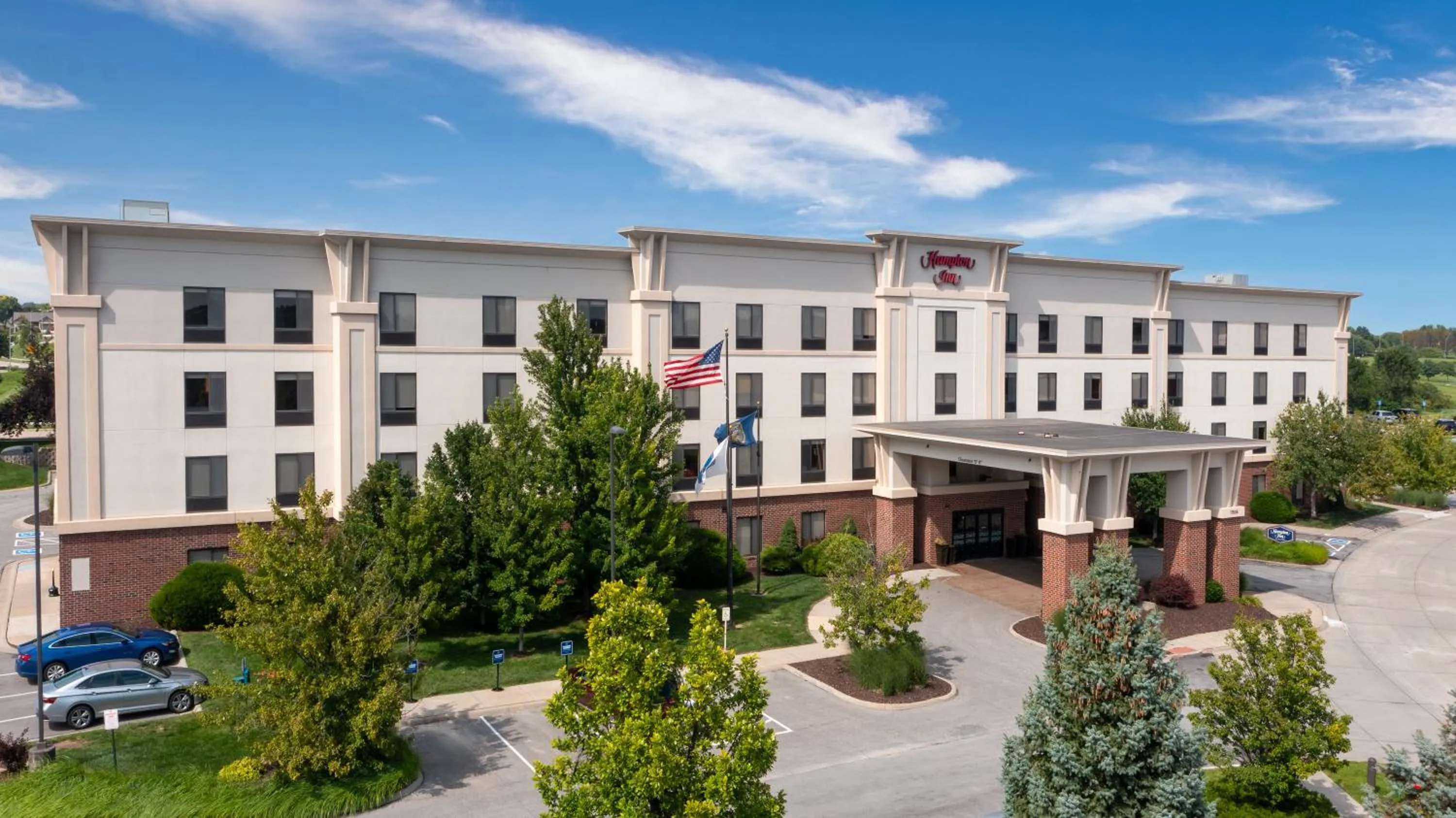 Property building in Newly Renovated Hampton Inn Omaha West Lakeside