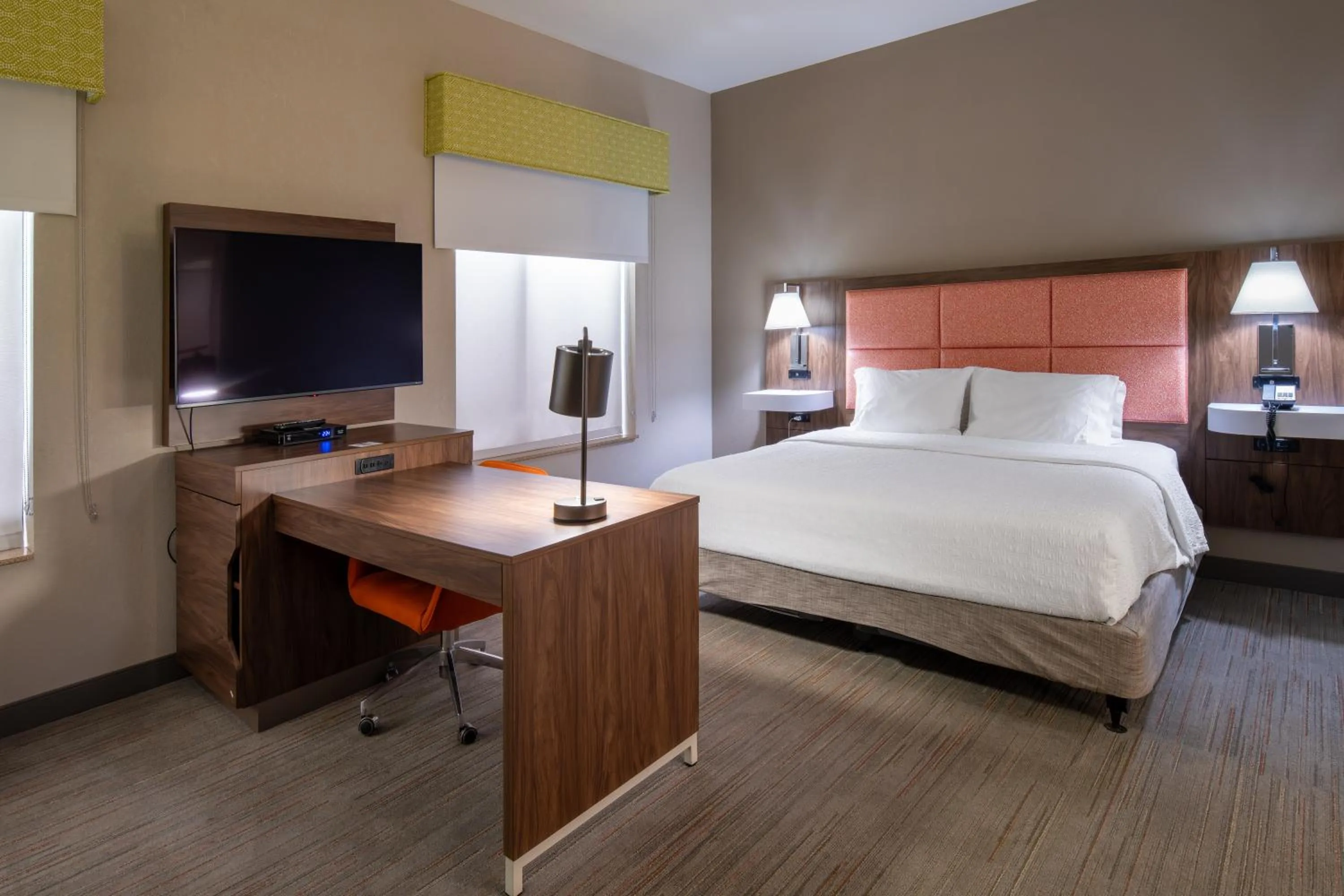 Bedroom, Bed in Newly Renovated Hampton Inn Omaha West Lakeside