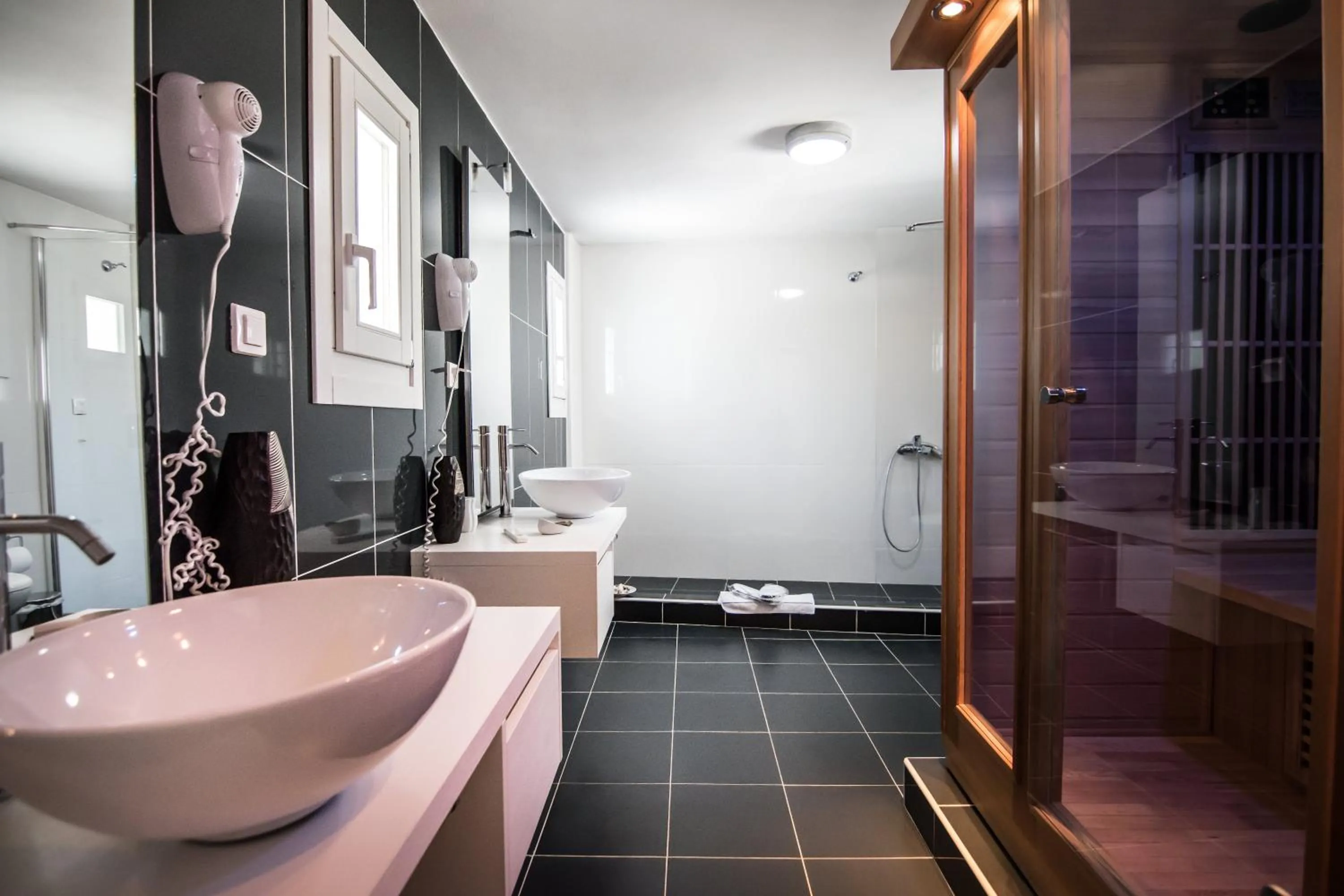 Shower in Hotel Nefeli