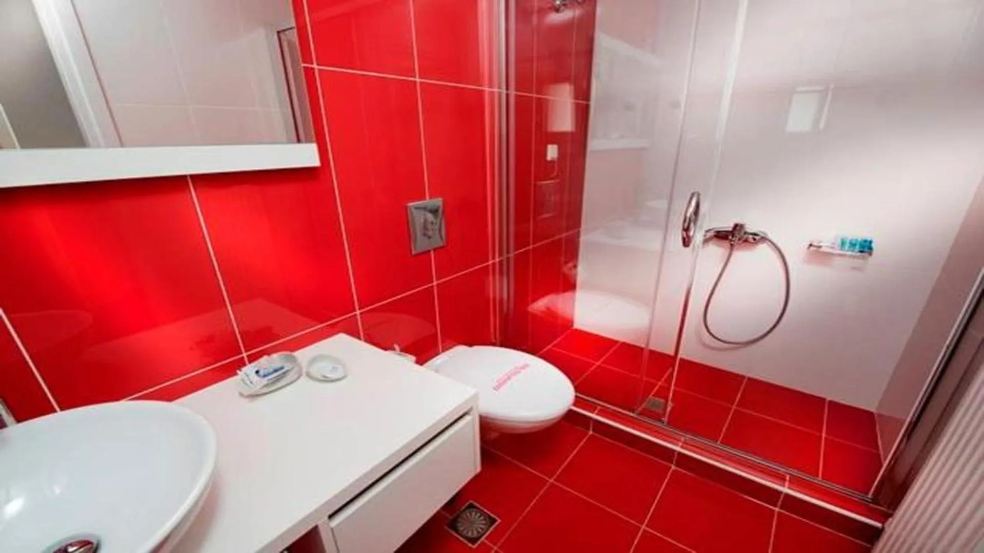 Shower in Hotel Nefeli