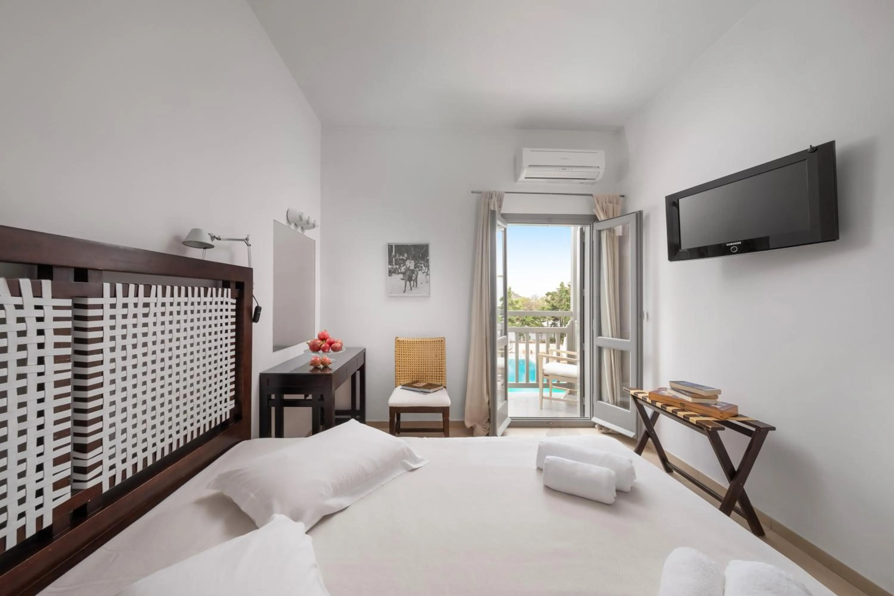 TV and multimedia in Hotel Nefeli