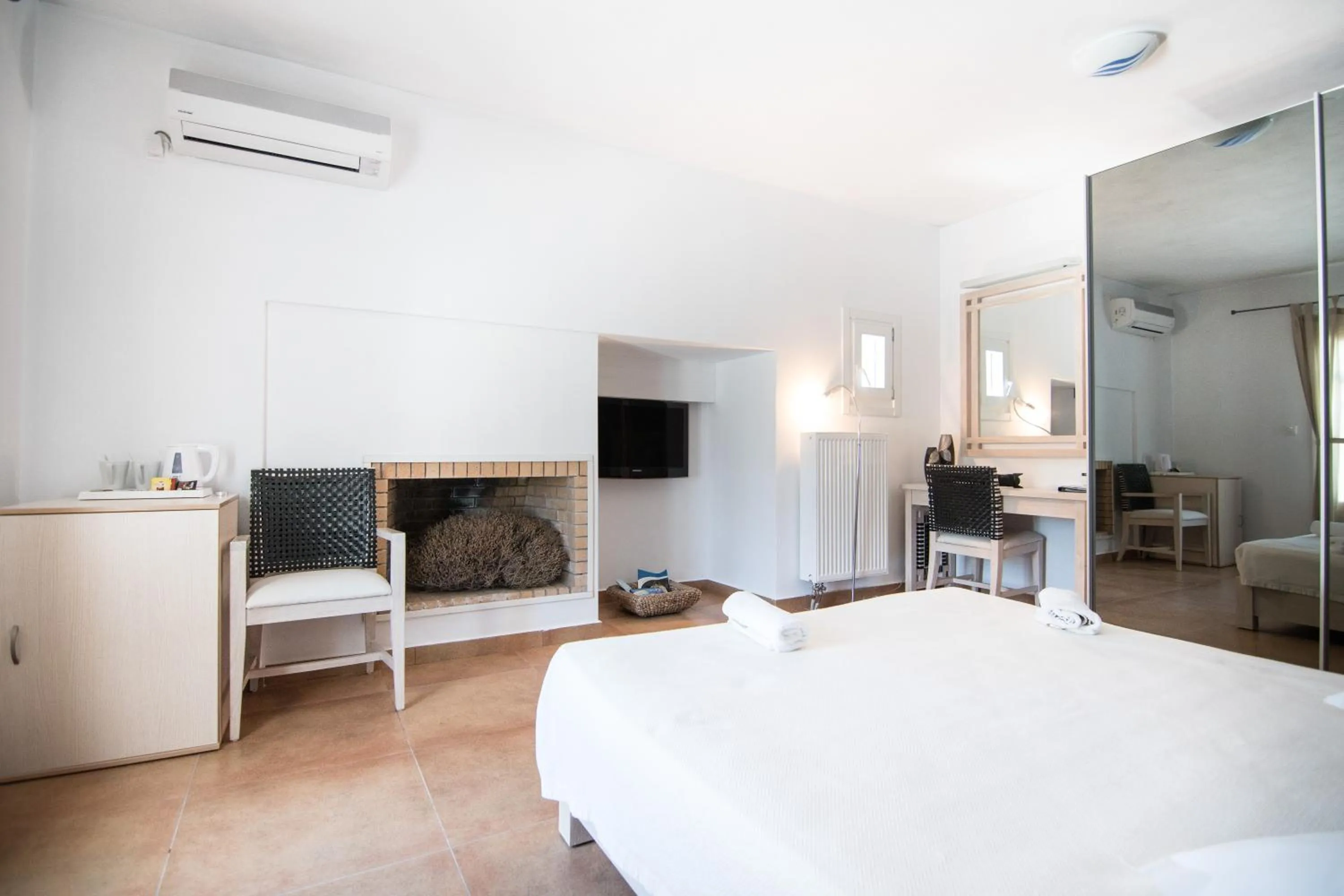 TV and multimedia in Hotel Nefeli