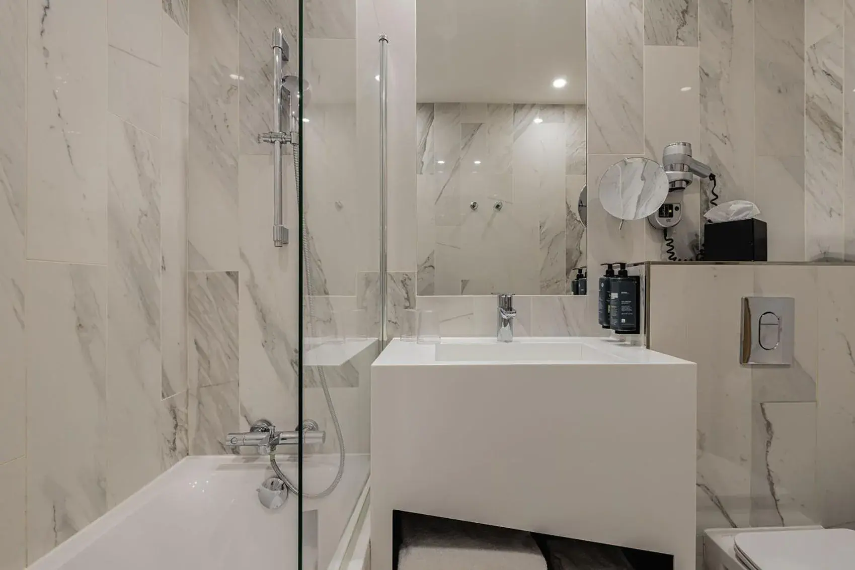 Classic Queen Room in Best Western Plus Comedie Saint Roch Classic Queen Room in Best Western Plus Comedie Saint Roch