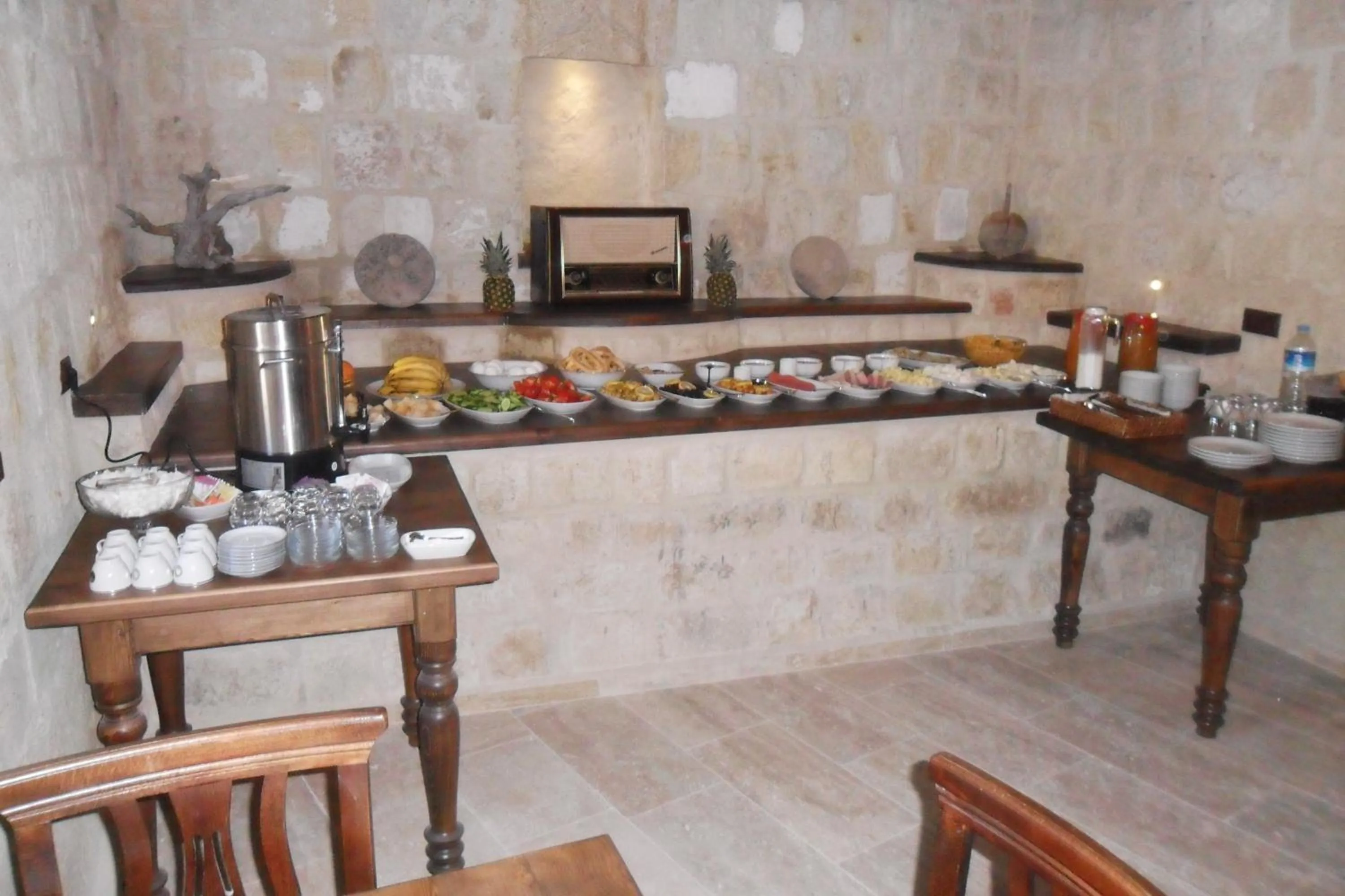 Restaurant/places to eat in Kemerhan Cave Suites